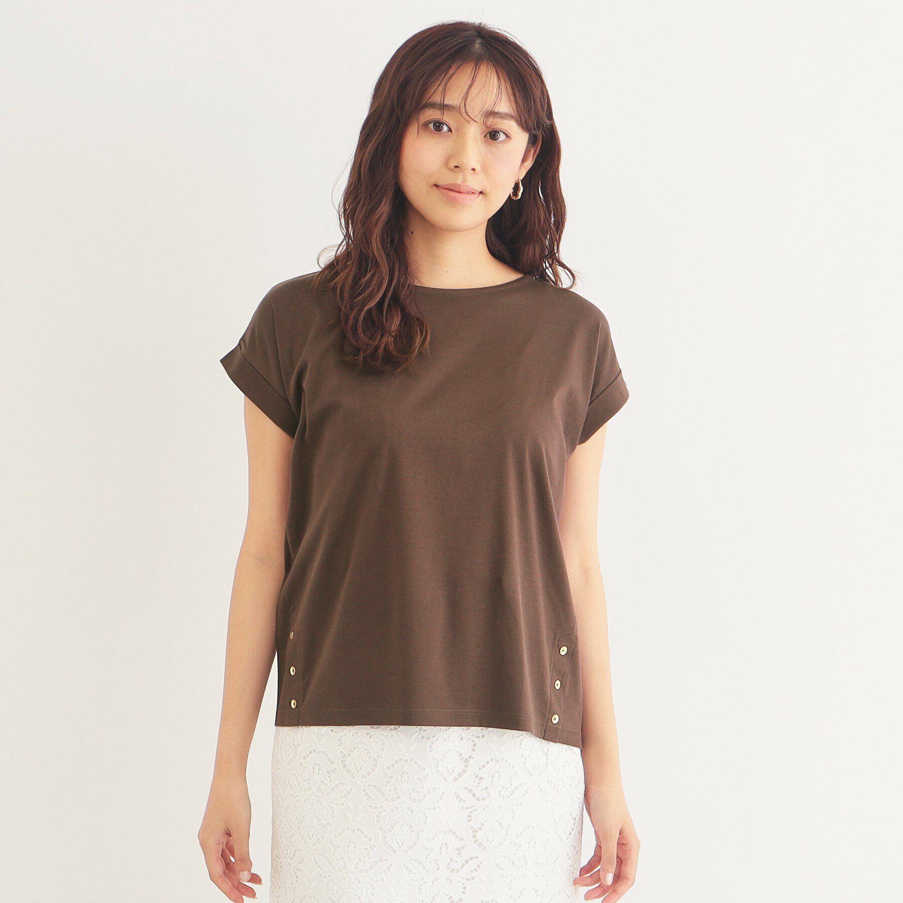 index「《5color》サイドボタン付き フレンチスリーブトップス【接触冷感/洗濯機洗い可】」|Tシャツ・カットソー|ブラウン(044)