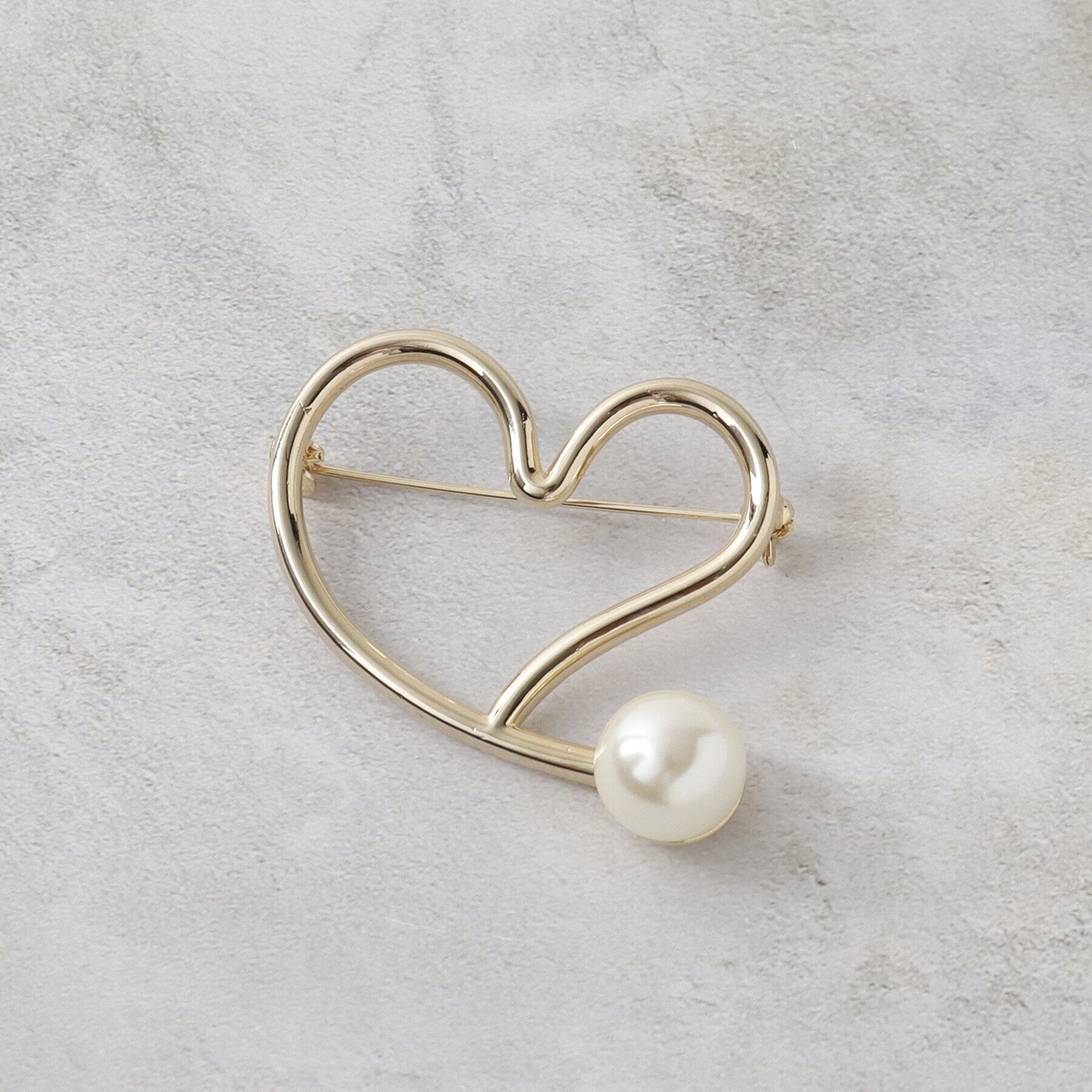 OPAQUE.CLIP「メタルハート&times;フェイクパールブローチ」|ブローチ・コサージュ|ゴールド(007)