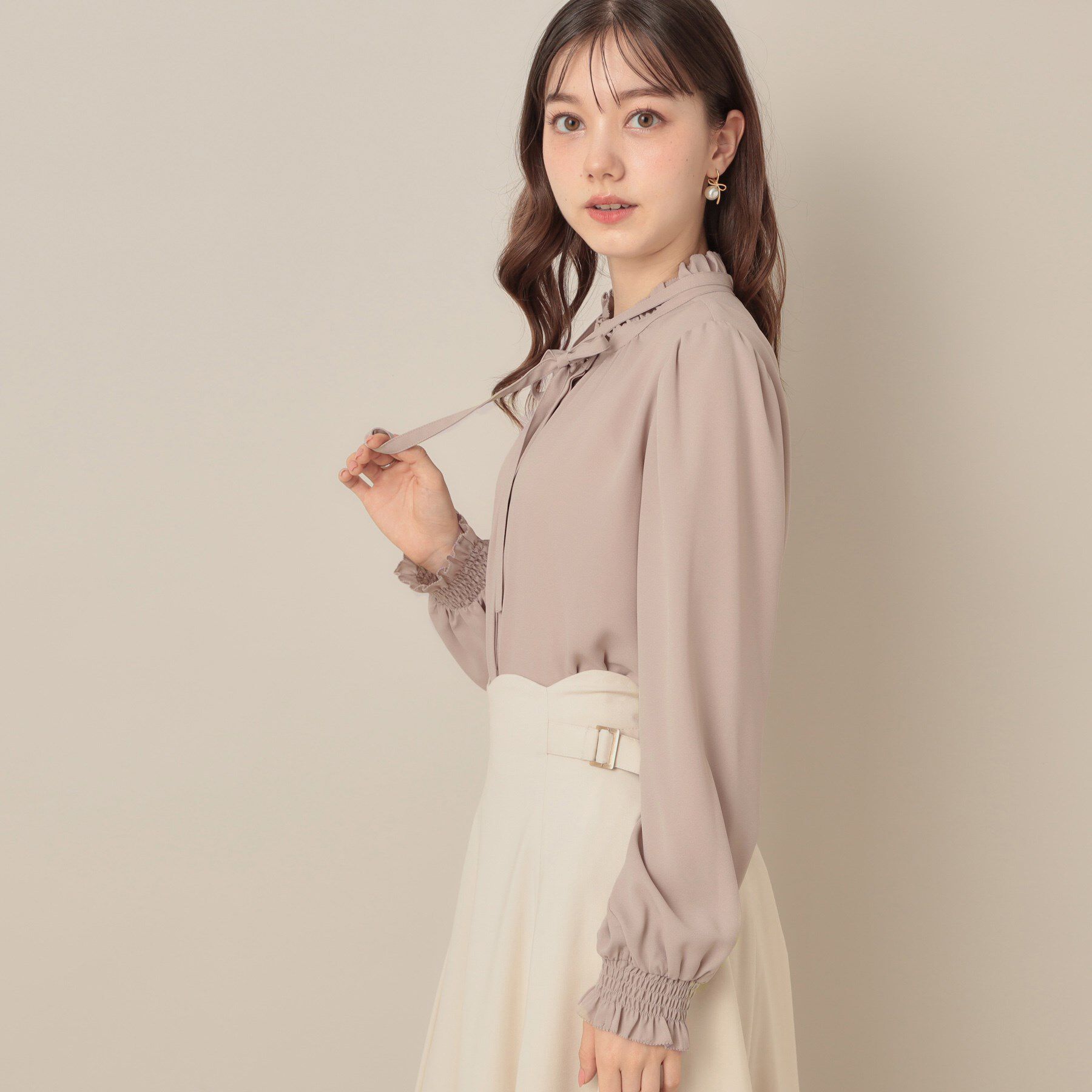 Couture broach「【フェミニン・通勤】タイ付きピコフリルブラウス」|シャツ・ブラウス|