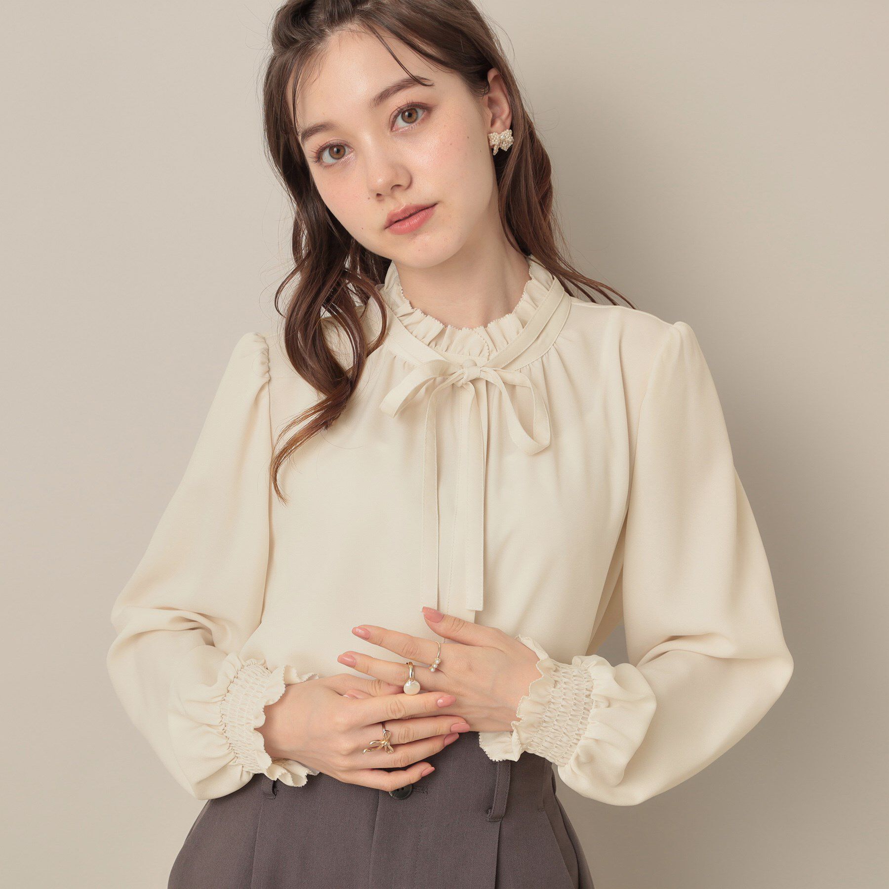 Couture broach「【フェミニン・通勤】タイ付きピコフリルブラウス」|シャツ・ブラウス|