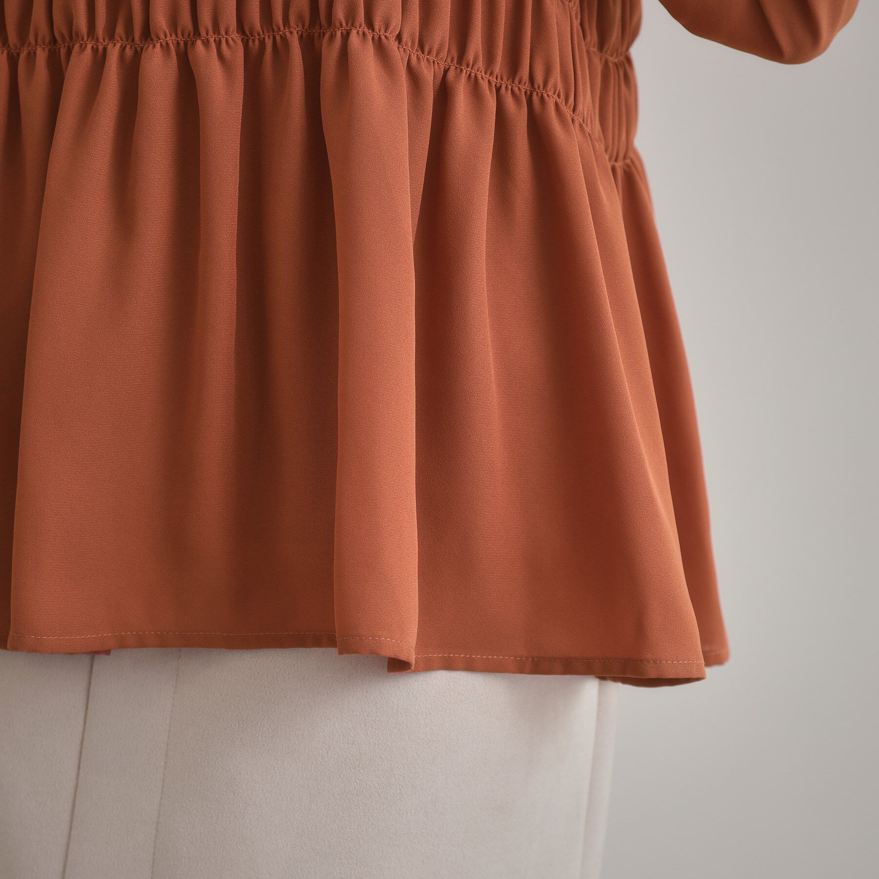 Couture broach「【マシンウォッシャブル・きれいめ・通勤】シャーリングチュニックブラウス」|シャツ・ブラウス|