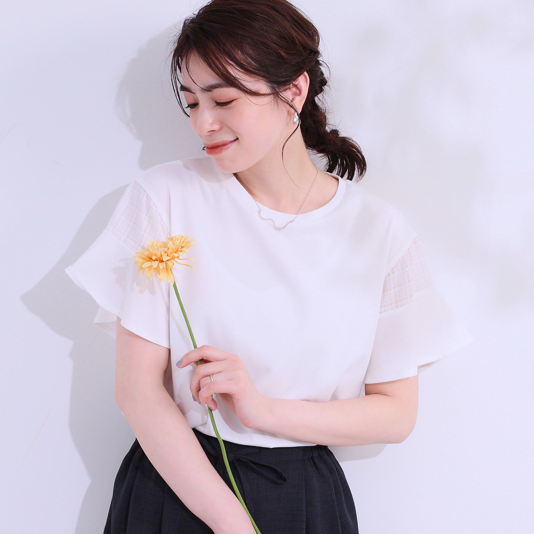 SHOO･LA･RUE「【ひんやり/プチプラ】女性らしさ溢れる お袖シアーフリルトップス」|Tシャツ・カットソー|オフホワイト(003