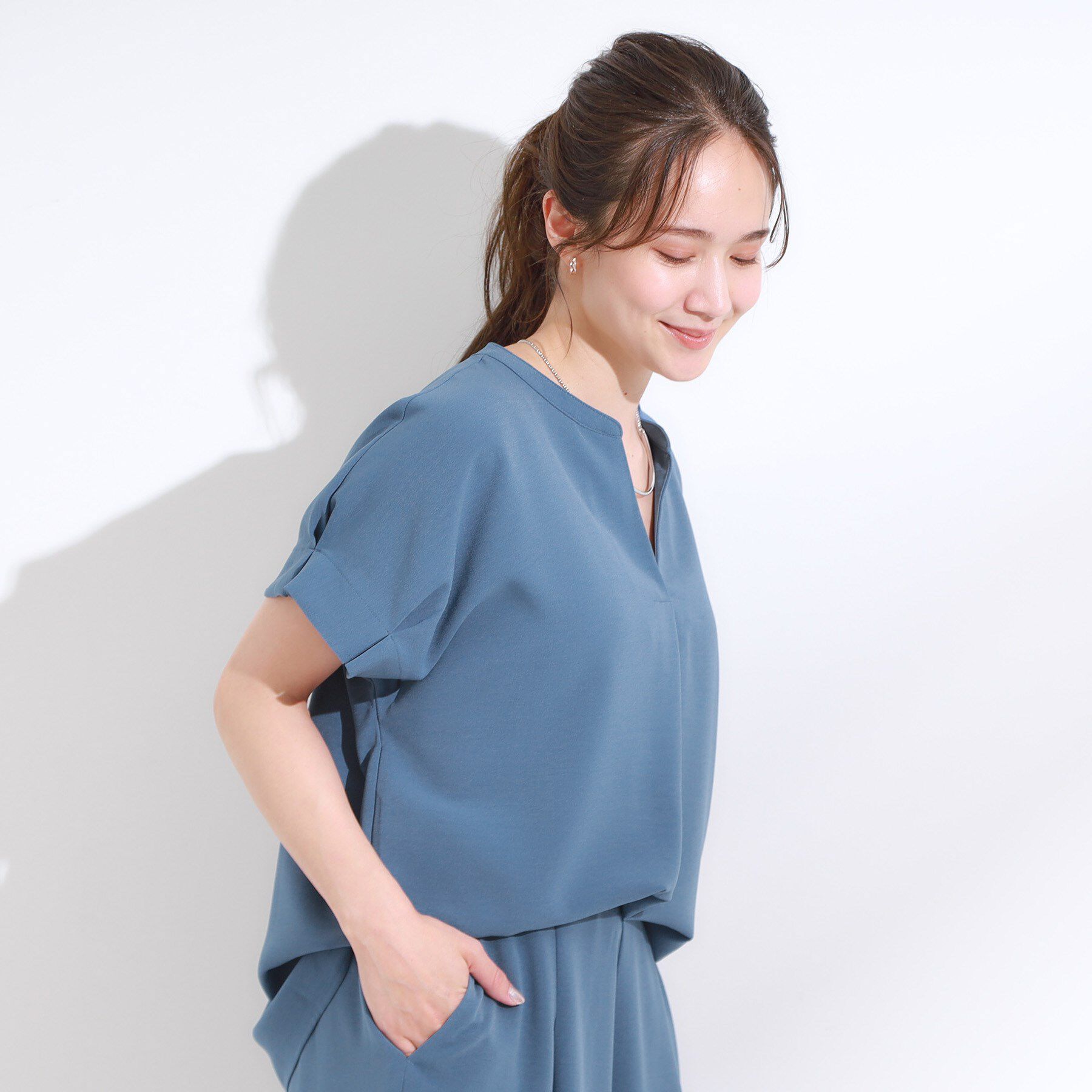 SHOO･LA･RUE「【S-LL/セットアップ可/ひんやり】きちんと見えで上品 お袖タック スキッパーブラウス」|シャツ・ブラウス|