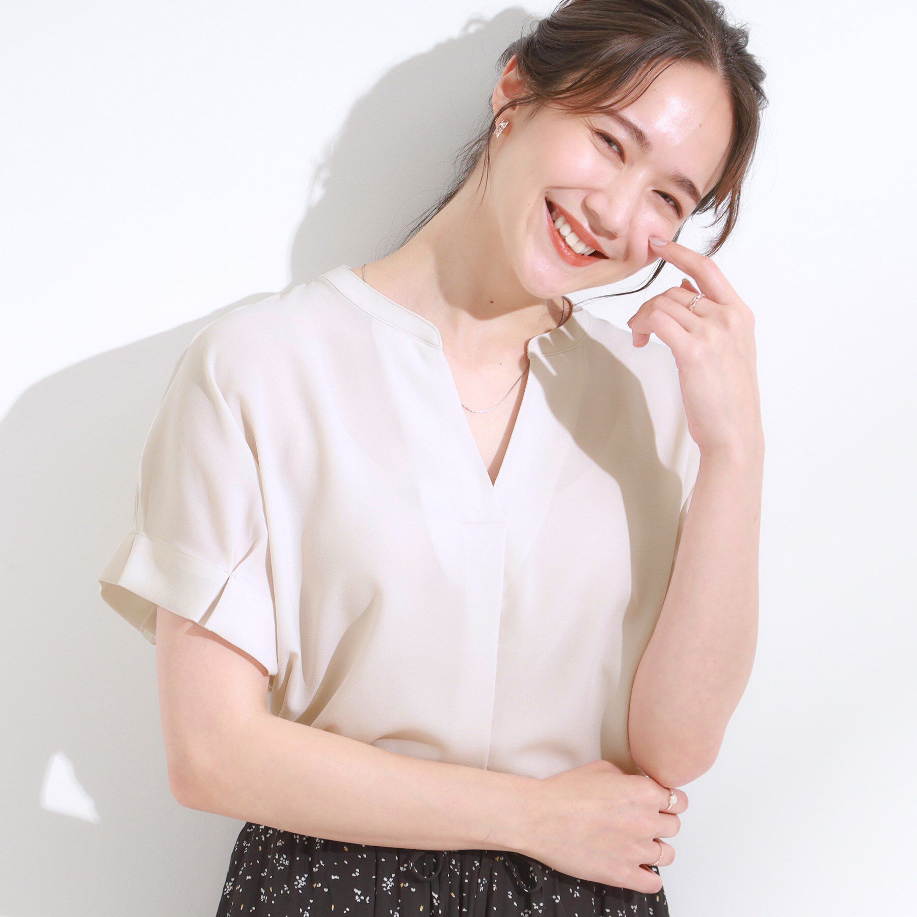 SHOO･LA･RUE「【S-LL/セットアップ可/ひんやり】きちんと見えで上品 お袖タック スキッパーブラウス」|シャツ・ブラウス|ライトベージュ(05