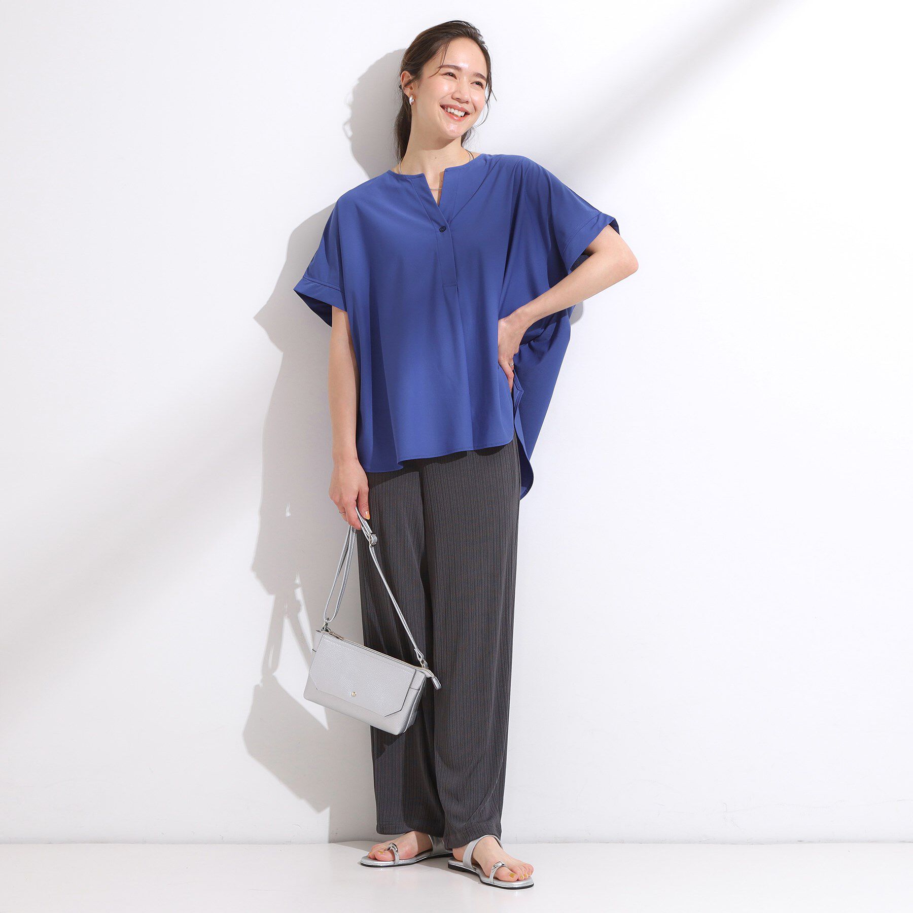 SHOO･LA･RUE「【S-LL】さらりとしたタッチが上品見え ワンボタンデザイン トップス」|Tシャツ・カットソー|