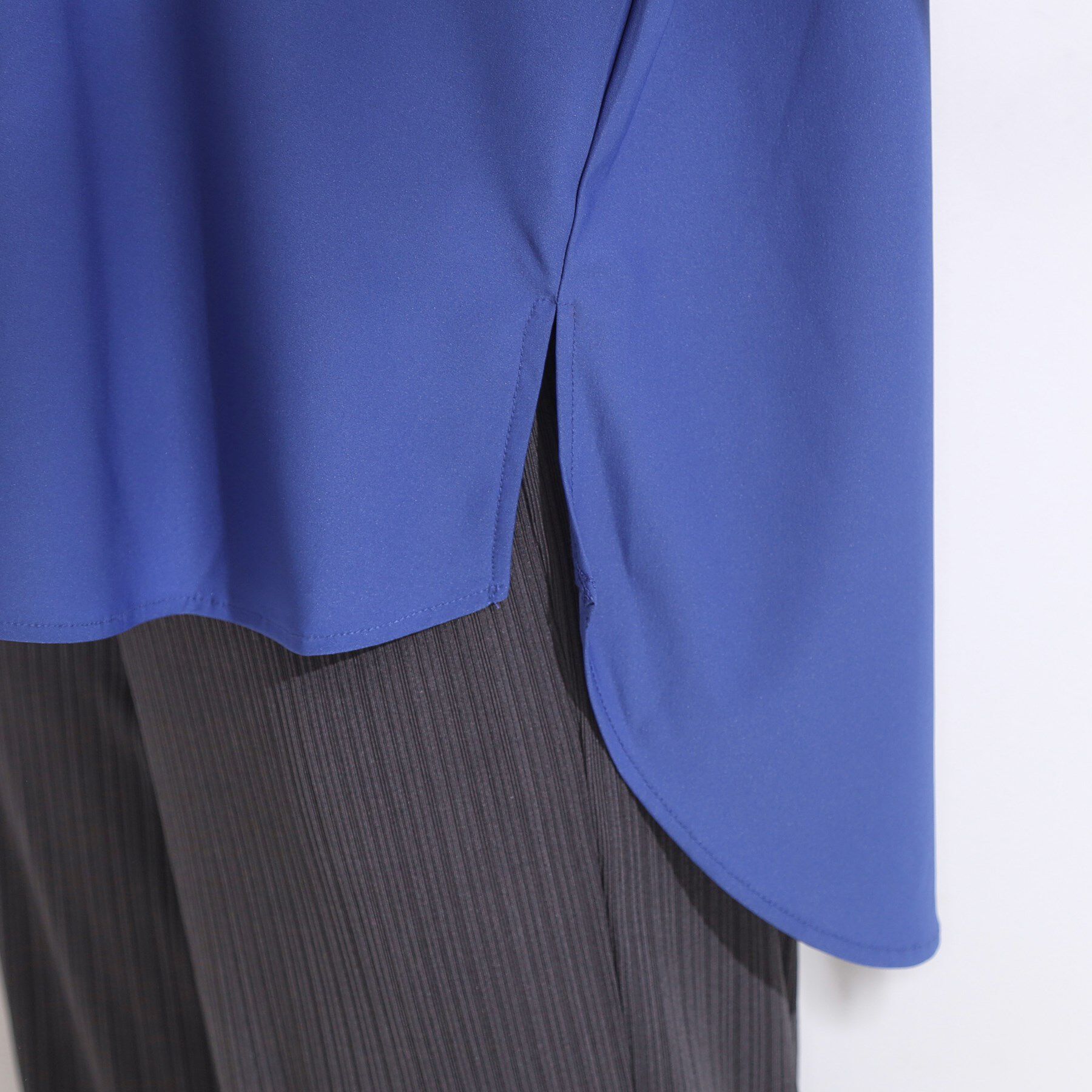 SHOO･LA･RUE「【S-LL】さらりとしたタッチが上品見え ワンボタンデザイン トップス」|Tシャツ・カットソー|