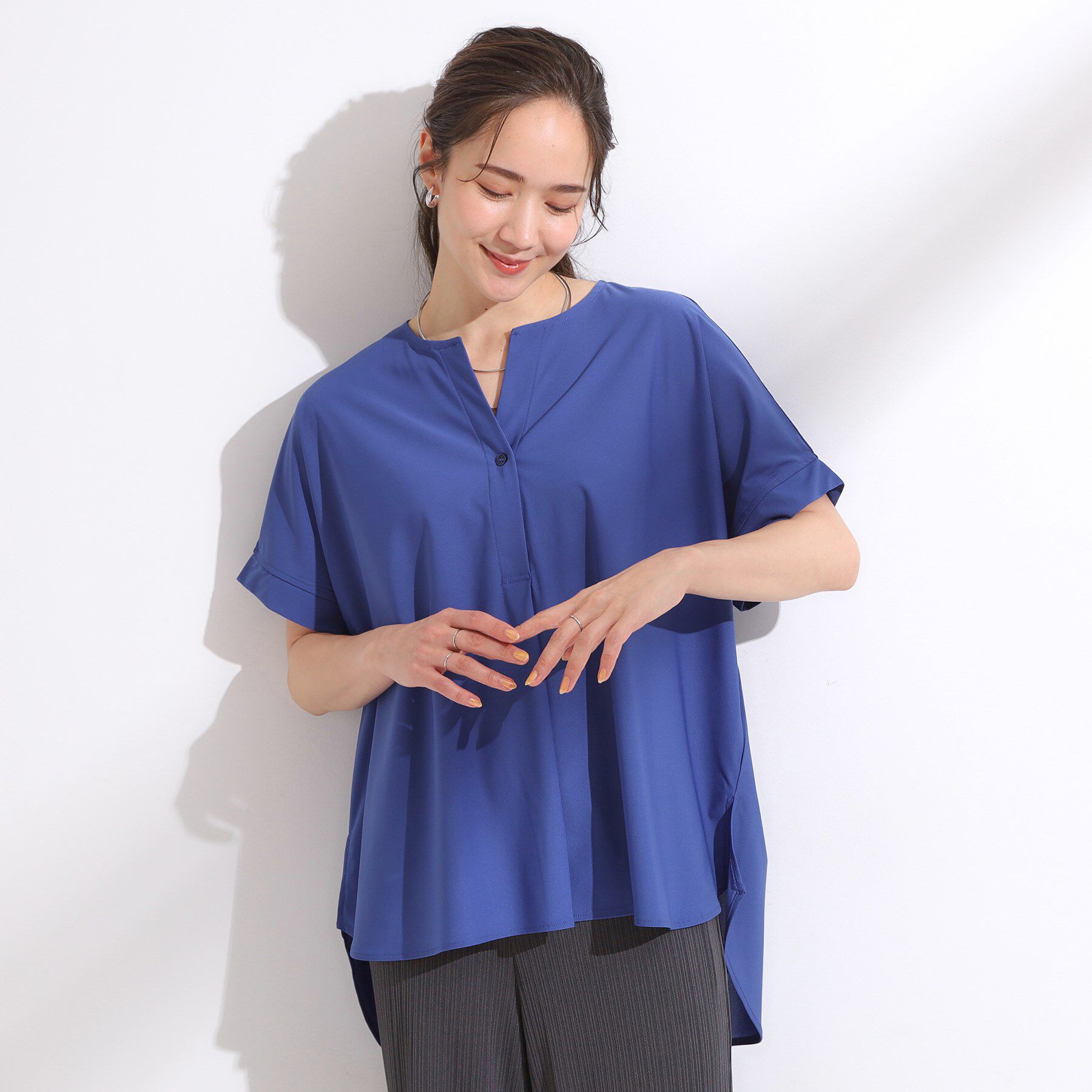 SHOO･LA･RUE「【S-LL】さらりとしたタッチが上品見え ワンボタンデザイン トップス」|Tシャツ・カットソー|