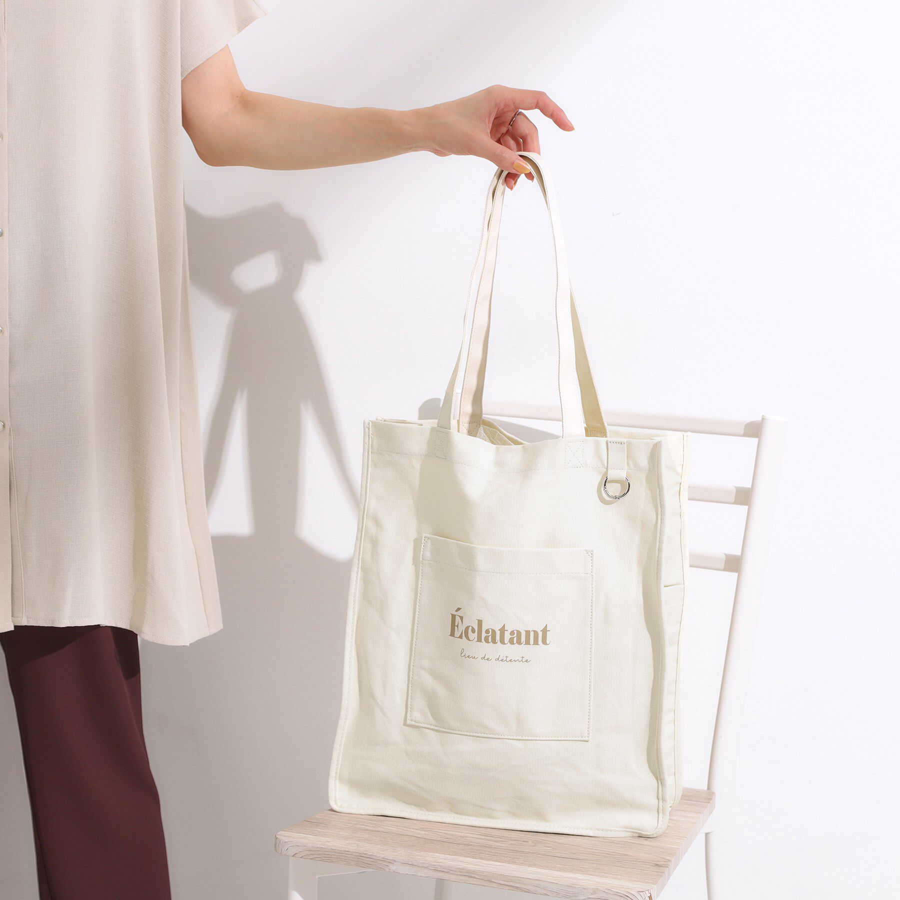 SHOO･LA･RUE「【ラッキーカラー/推し活にも】うちわも入るキャンバストートバッグ」|トートバッグ|アイボリー(004)