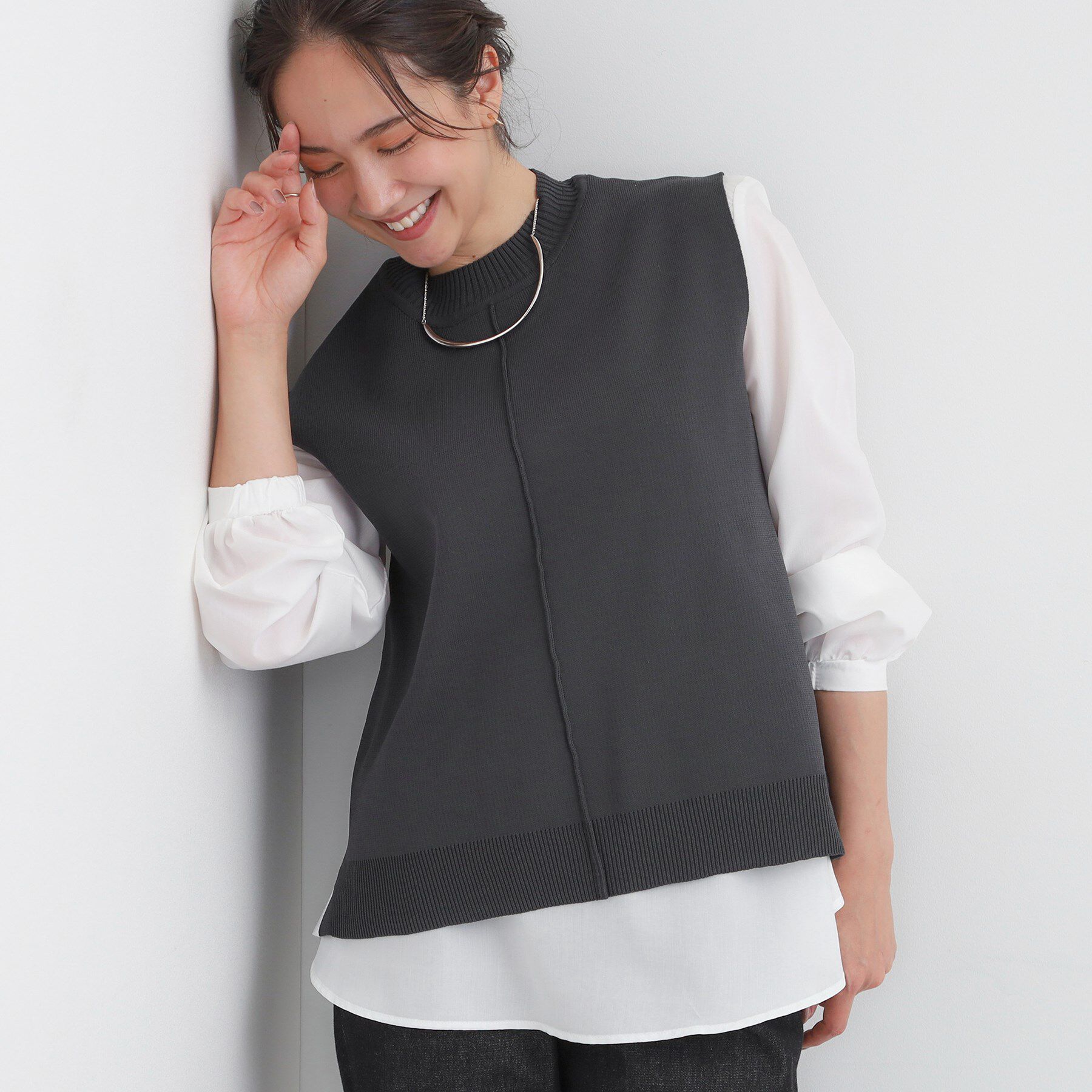 SHOO･LA･RUE「【S-LL/2点セット】着回し自在 ニットベスト＋フレアブラウス」|ニット・セーター|チャコールグレー(0