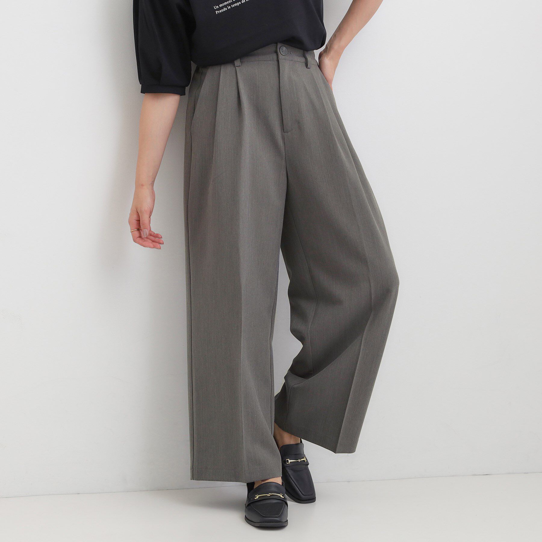 SHOO･LA･RUE「【洗濯機可/S-LL】すっきり上品きれい見え タックワイドパンツ」|その他|チャコールグレー(0