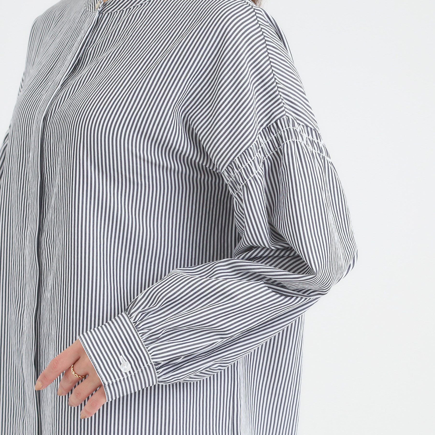 SHOO･LA･RUE「【洗濯後シワになりにくい/吸水速乾/UVカット】お袖シャーリングシャツ」|シャツ・ブラウス|