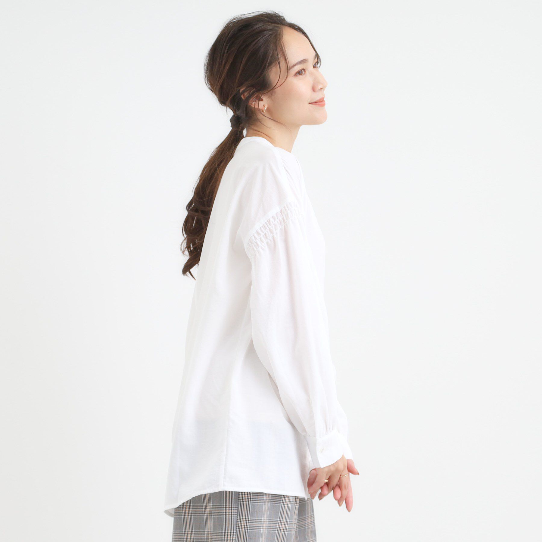 SHOO･LA･RUE「【洗濯後シワになりにくい/吸水速乾/UVカット】お袖シャーリングシャツ」|シャツ・ブラウス|