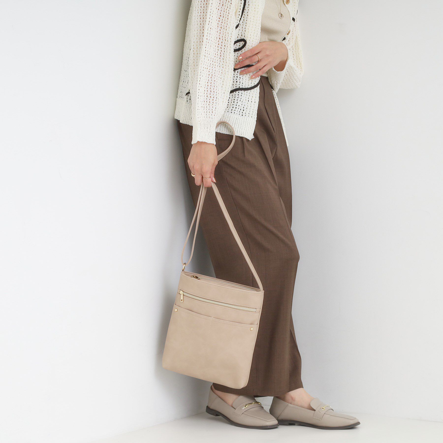 SHOO･LA･RUE「ボディフィットアオリショルダーバッグ」|ショルダー・メッセンジャー|ライトベージュ(05