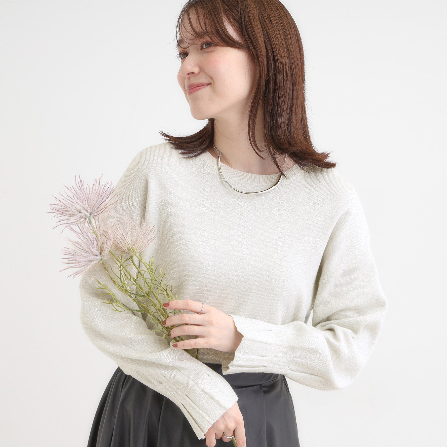 SHOO･LA･RUE「【S-LL】お袖タックが女性らしさをプラス 華やかラメニット」|ニット・セーター|シルバー(006)