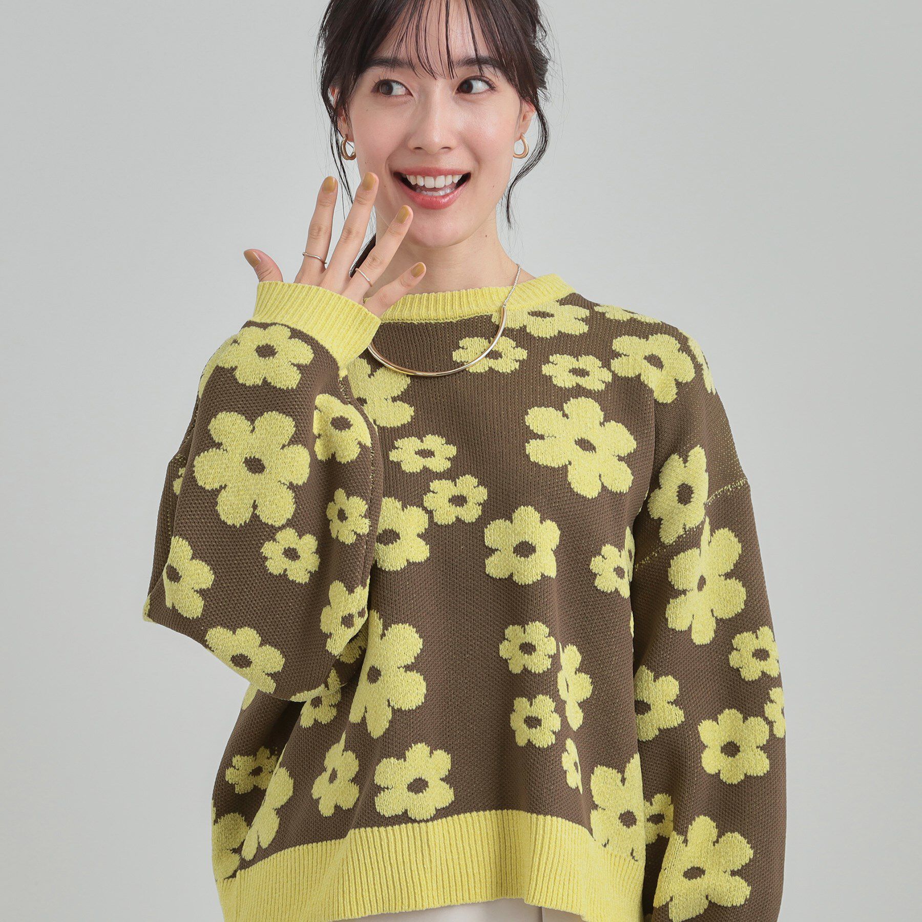SHOO･LA･RUE「【S-LL】レトロ感漂う デイジー柄 総柄ニット」|ニット・セーター|ブラウン(143)