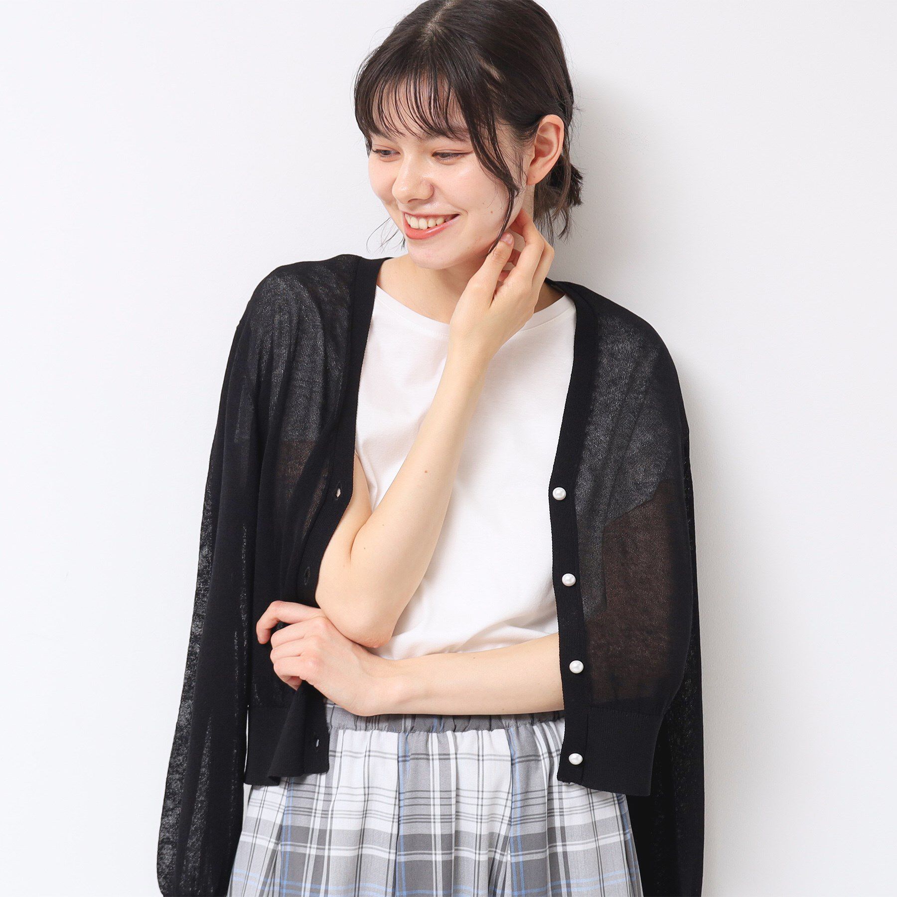 Dessin「【UVカット・洗える】パール調ボタンシアーカーディガン」|カーディガン|ブラック(019)