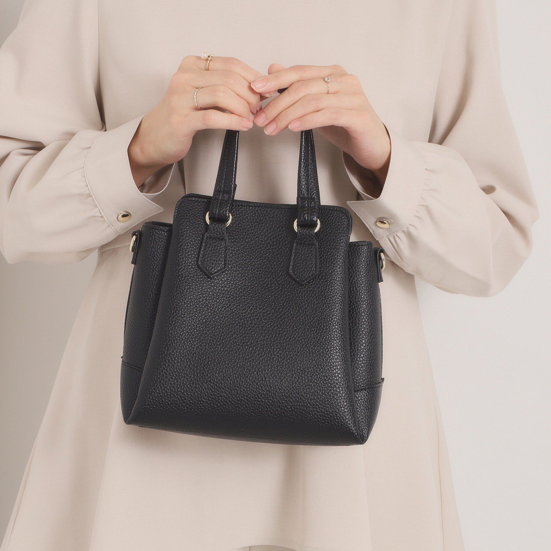 ITS&rsquo;DEMO「＜楽もち＞軽量PU三層2WAYトート」|ハンドバッグ|ブラック(019)