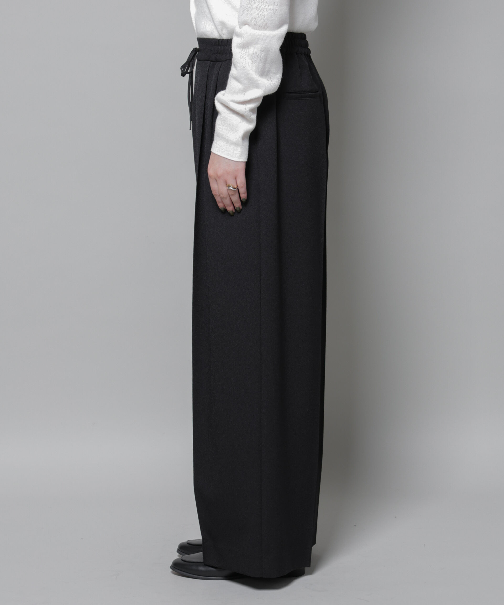 nano･universe「ストレッチサージピンタックイージーワイドパンツ(セットアップ可)」|チノ|