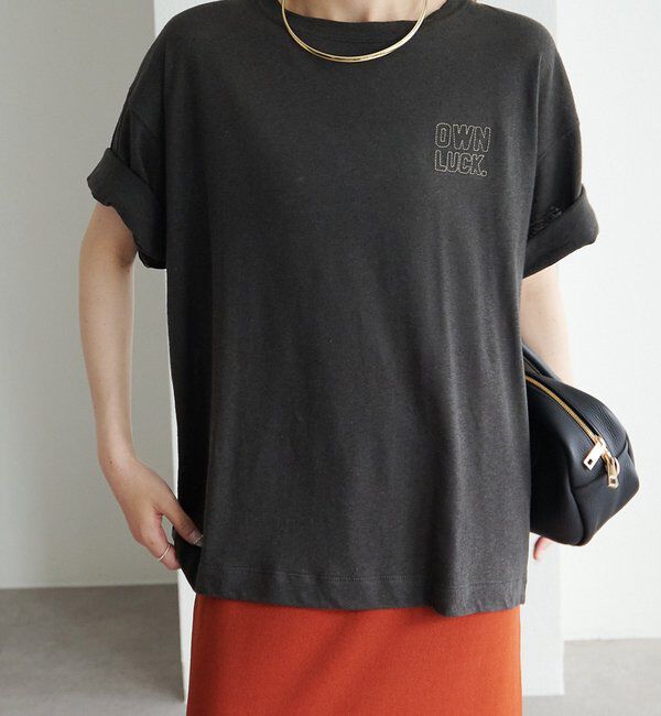  「ロゴ刺繍&times;フロッキープリント麻混Tシャツ」|Tシャツ・カットソー|