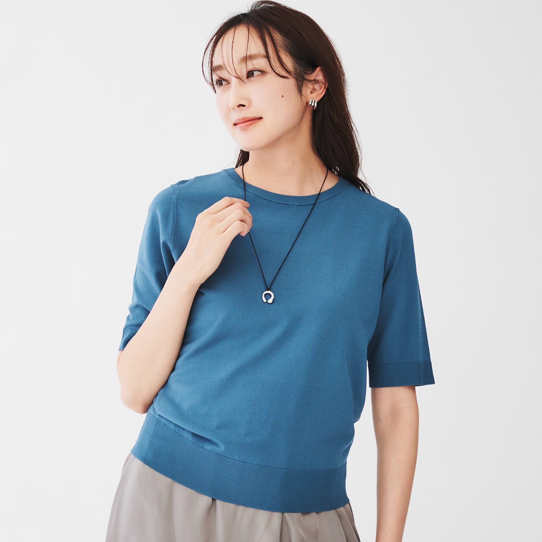 UNTITLED「【サラッと薄手素材/アンサンブル可能】レーヨンストレッチ クルーネックニット」|ニット・セーター|ブルー(093)