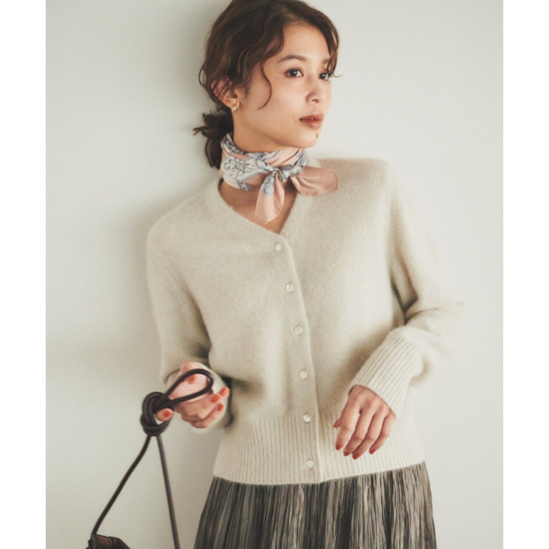 UNTITLED「【ショート丈/一枚着も可能】ウールフォックス Vネックカーディガン」|カーディガン|グレージュ(050)