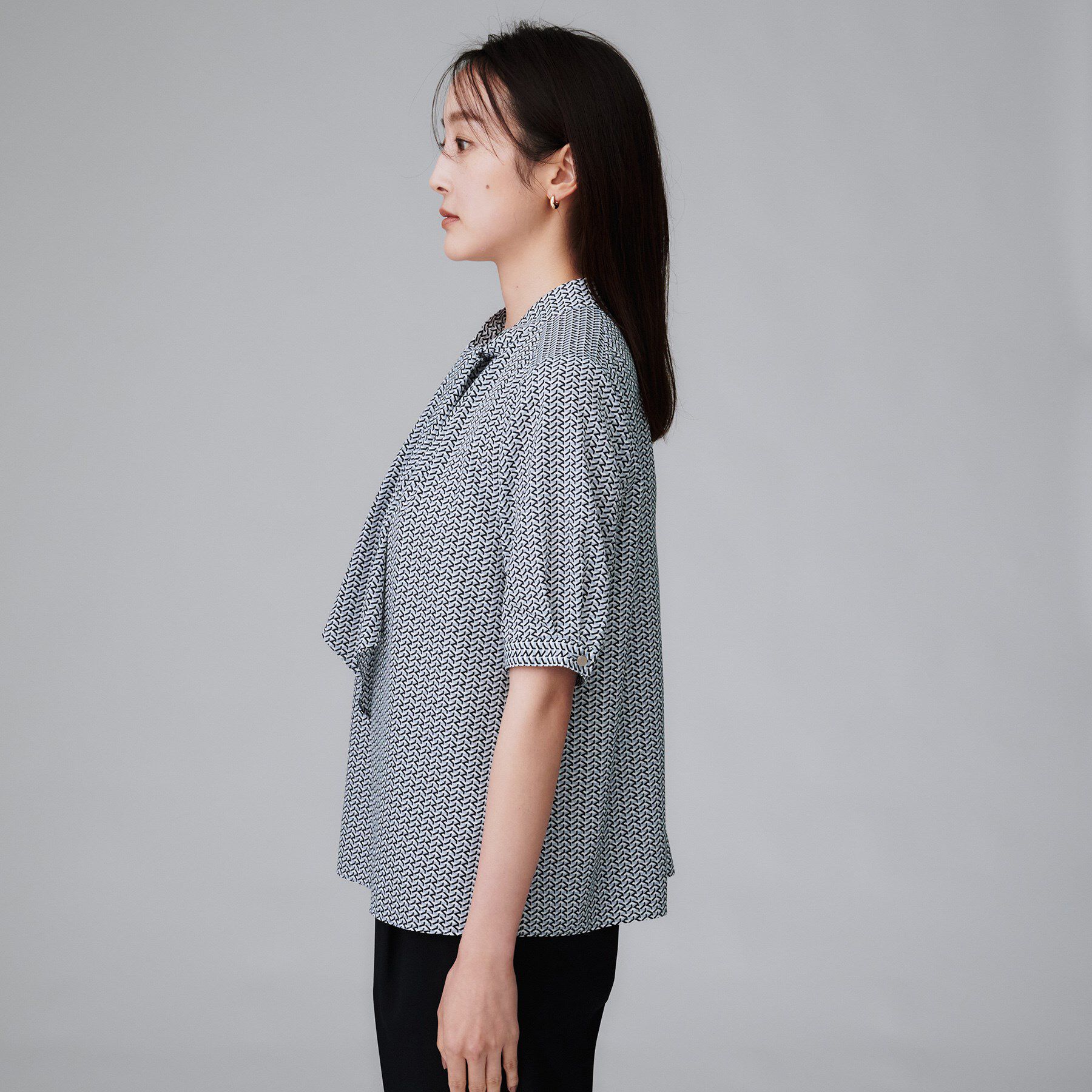 UNTITLED「【通勤/オフィス】ジオメ柄ボウタイブラウス」|シャツ・ブラウス|