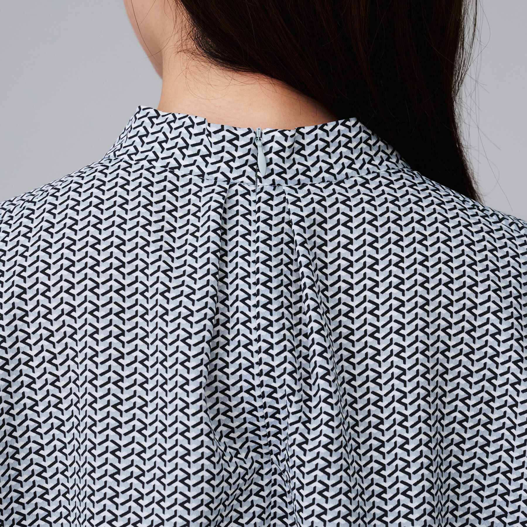 UNTITLED「【通勤/オフィス】ジオメ柄ボウタイブラウス」|シャツ・ブラウス|