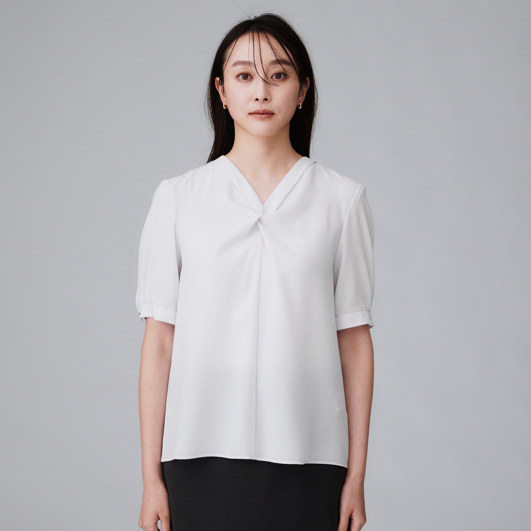 UNTITLED「【洗える/ストレッチ/通勤】Vネックブラウス」|シャツ・ブラウス|