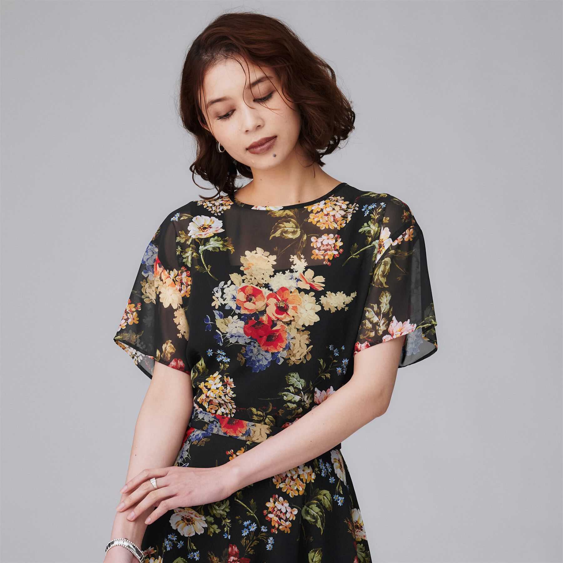 UNTITLED「【セットアップ可/花柄エレガント】アンティークフラワー柄ブラウス」|シャツ・ブラウス|