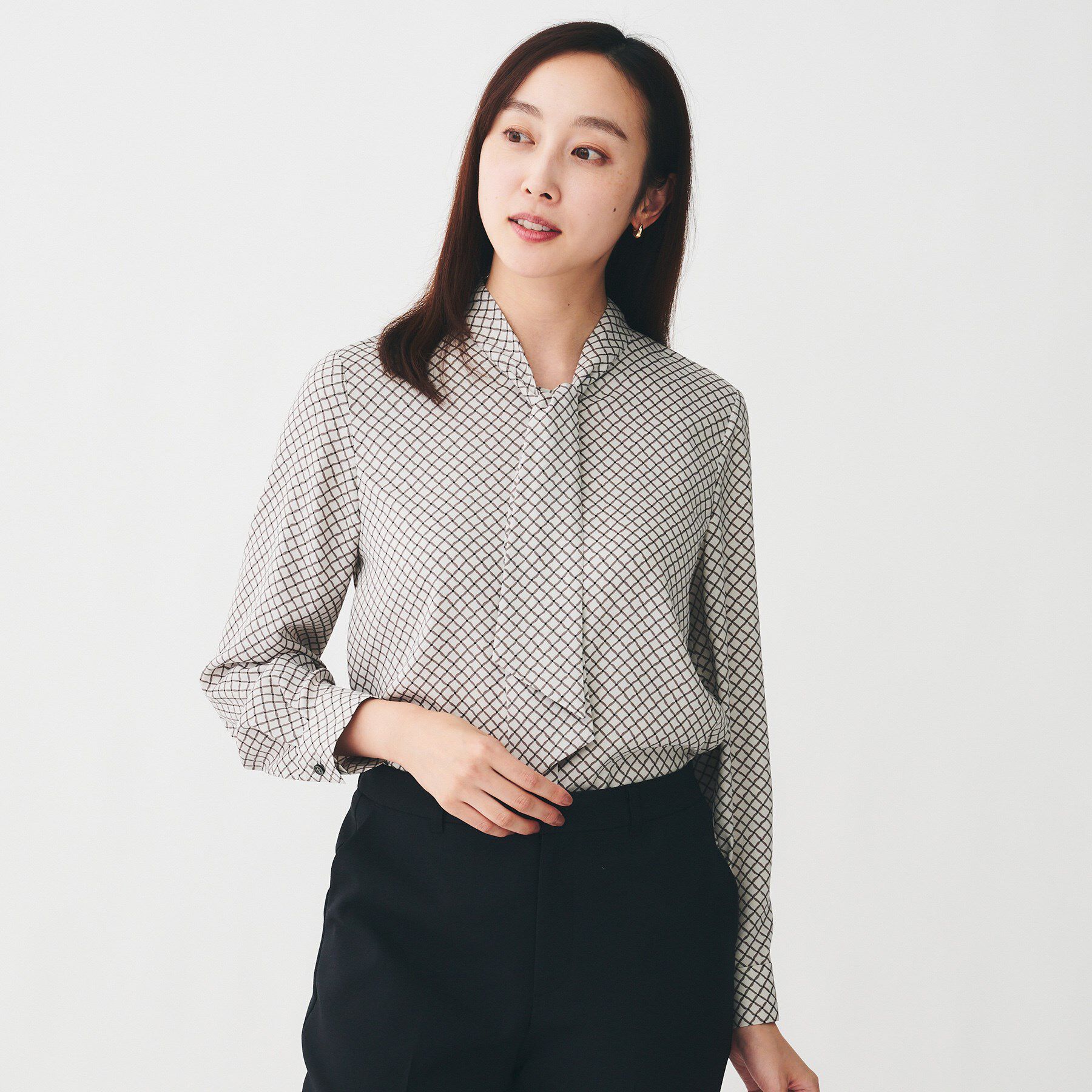 UNTITLED「【ボウタイ/通勤スーツ/オフィス】スクエアプリントブラウス」|シャツ・ブラウス|オフホワイト(103