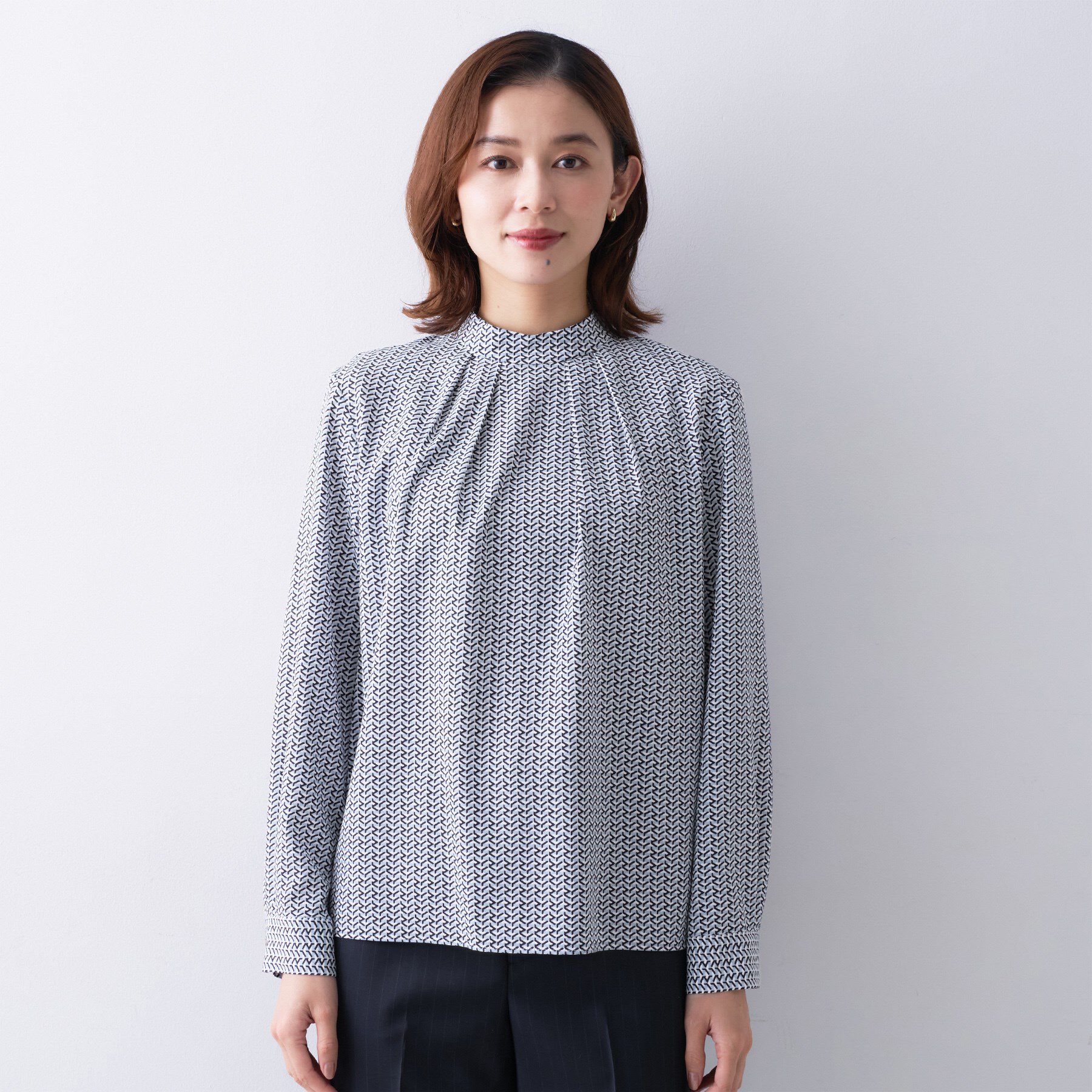 UNTITLED「【洗える/お仕事着】ジオメトリック ハイネックブラウス」|シャツ・ブラウス|