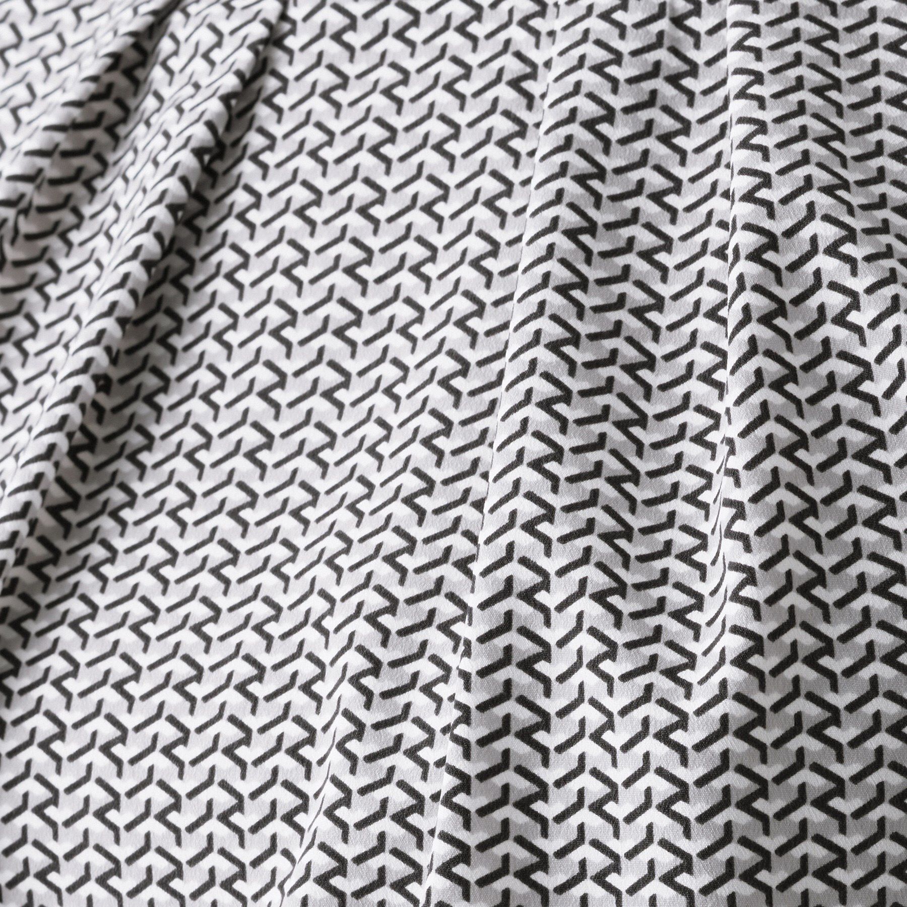 UNTITLED「【洗える/お仕事着】ジオメトリック ハイネックブラウス」|シャツ・ブラウス|