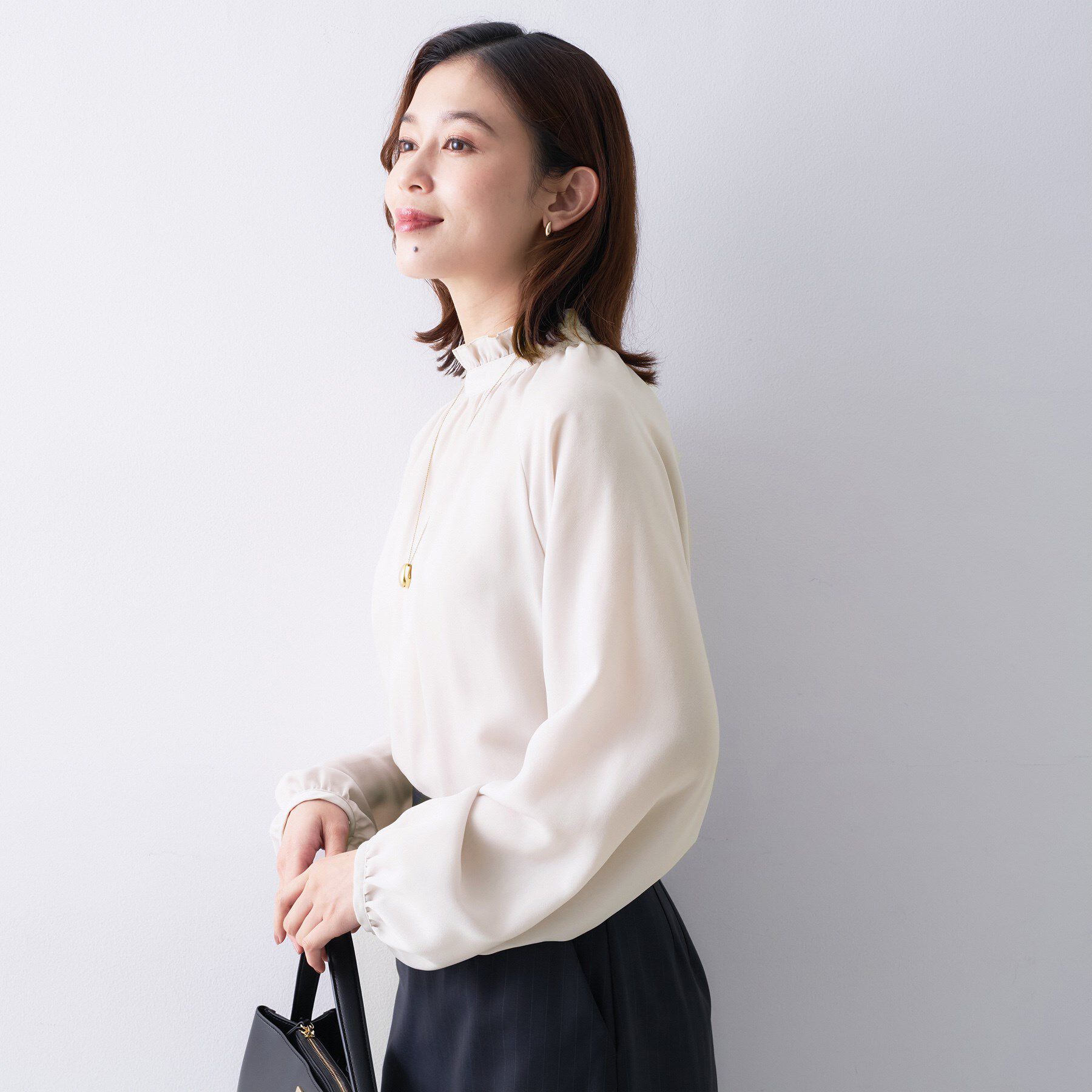 UNTITLED「【エレガント/お仕事着にも】スタンドフリルネック ブラウス」|シャツ・ブラウス|