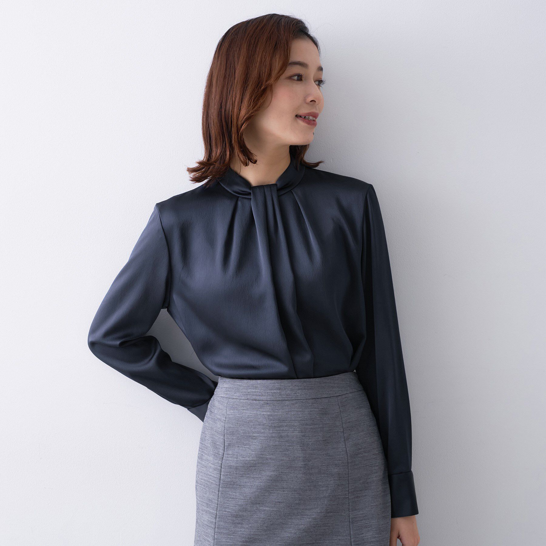 UNTITLED「【きれいめ/お仕事着】サテンドレープブラウス」|シャツ・ブラウス|ネイビー(094)