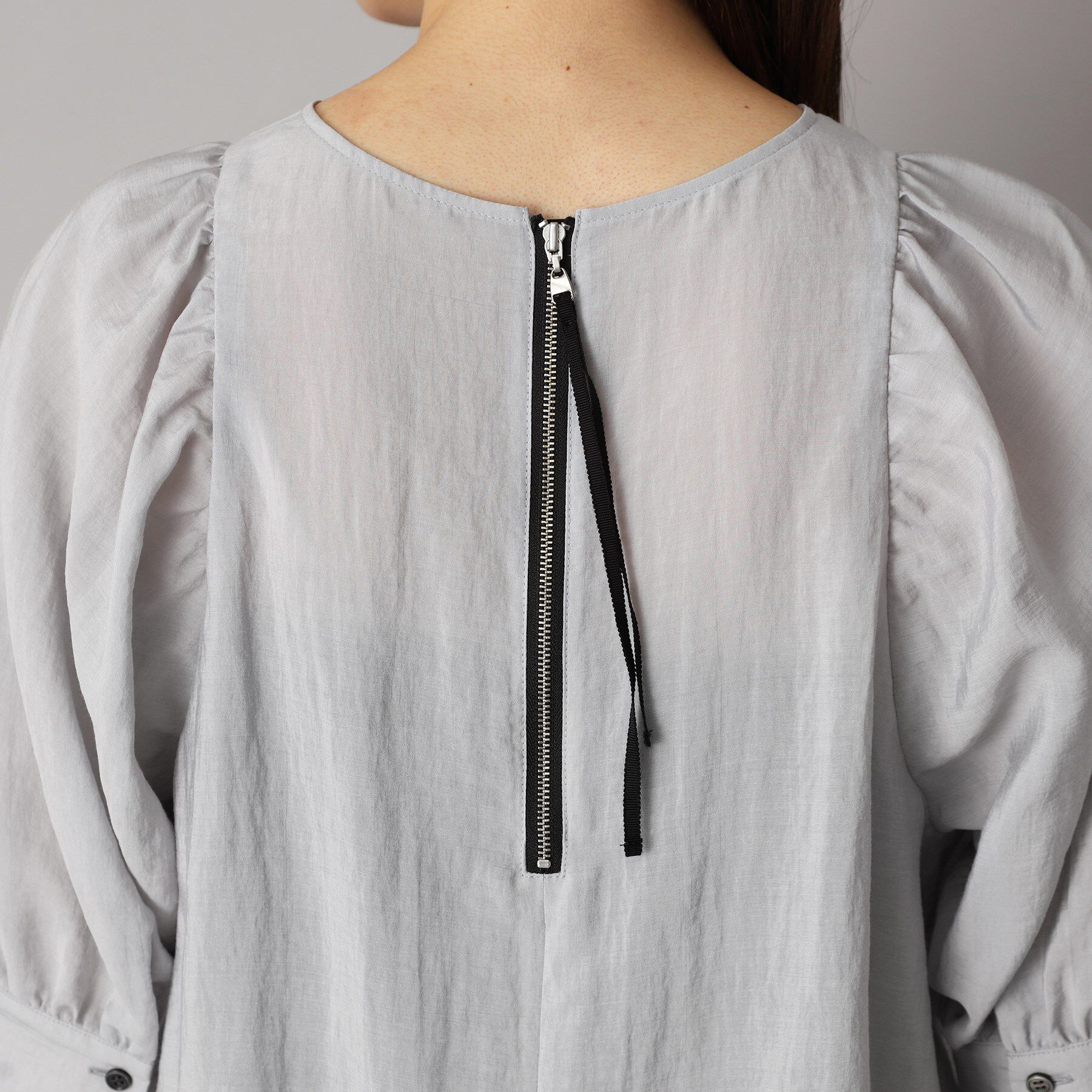 DRESSTERIOR「【洗える/清涼感】ボリュームスリーブバックジップブラウス」|シャツ・ブラウス|