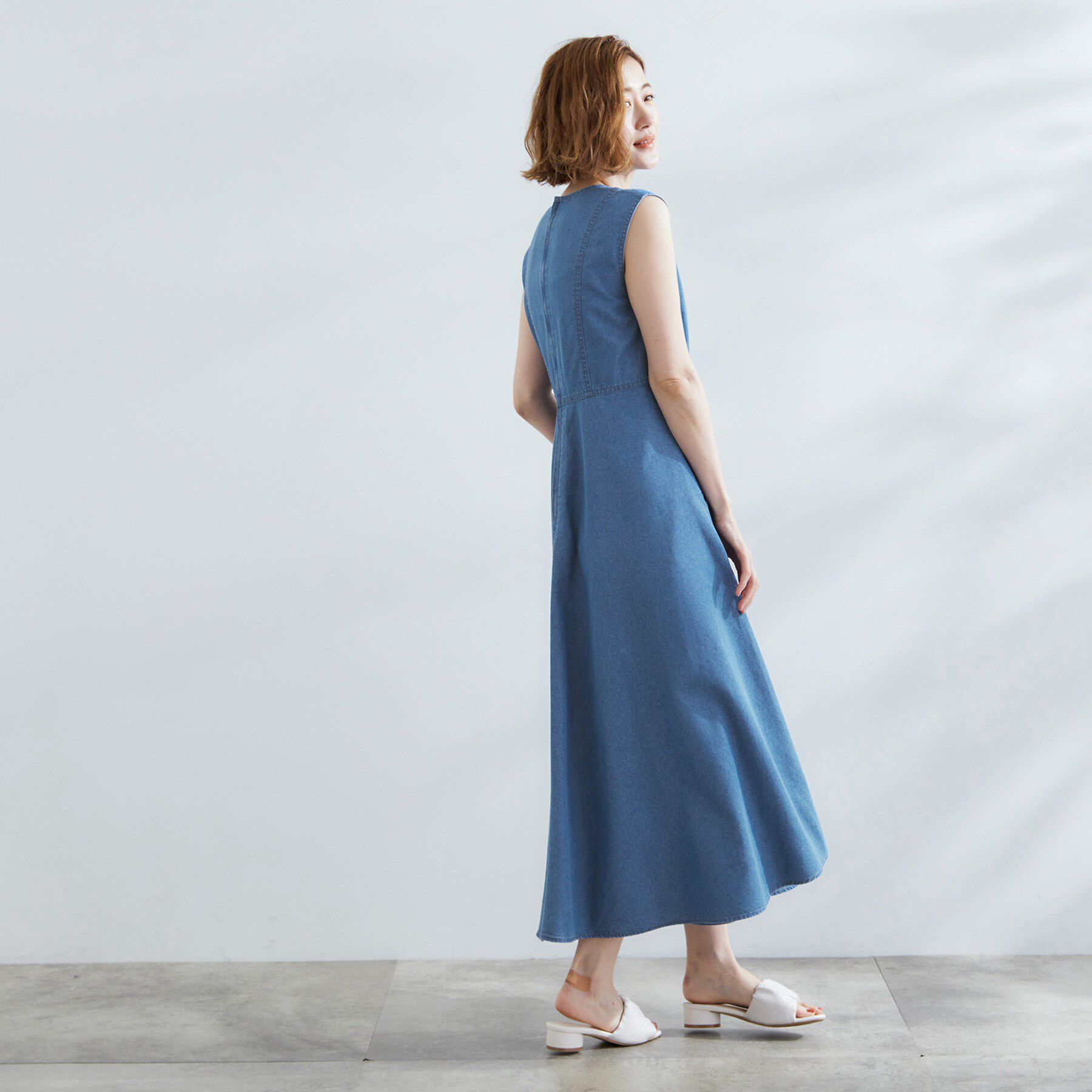 grove「すっきり見え 軽やかデニムノースリーブワンピース」|ワンピース|