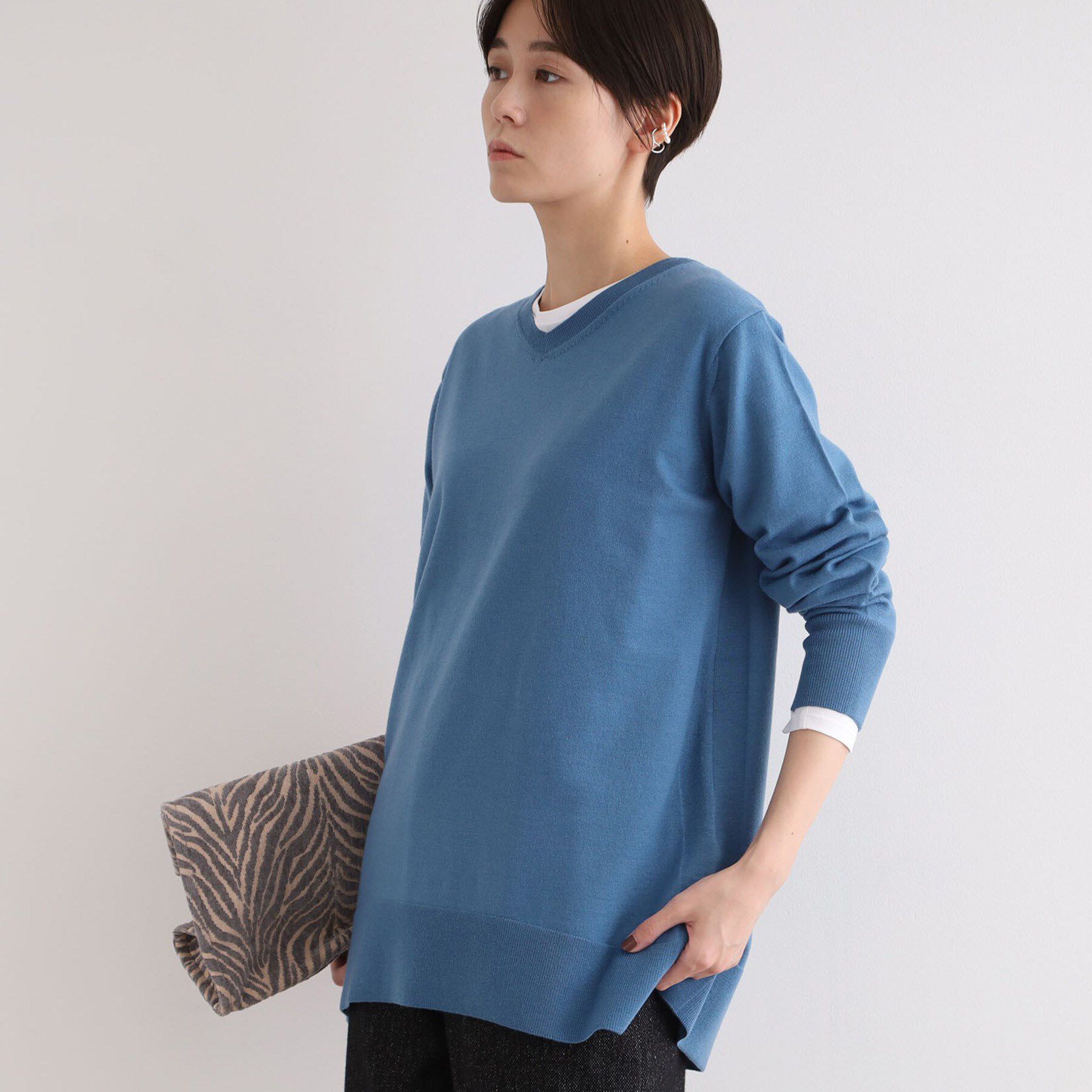 INDIVI「【洗える／チュニック丈／ボーダー柄】スリットデザインVネックニット」|ニット・セーター|ブルー(093)