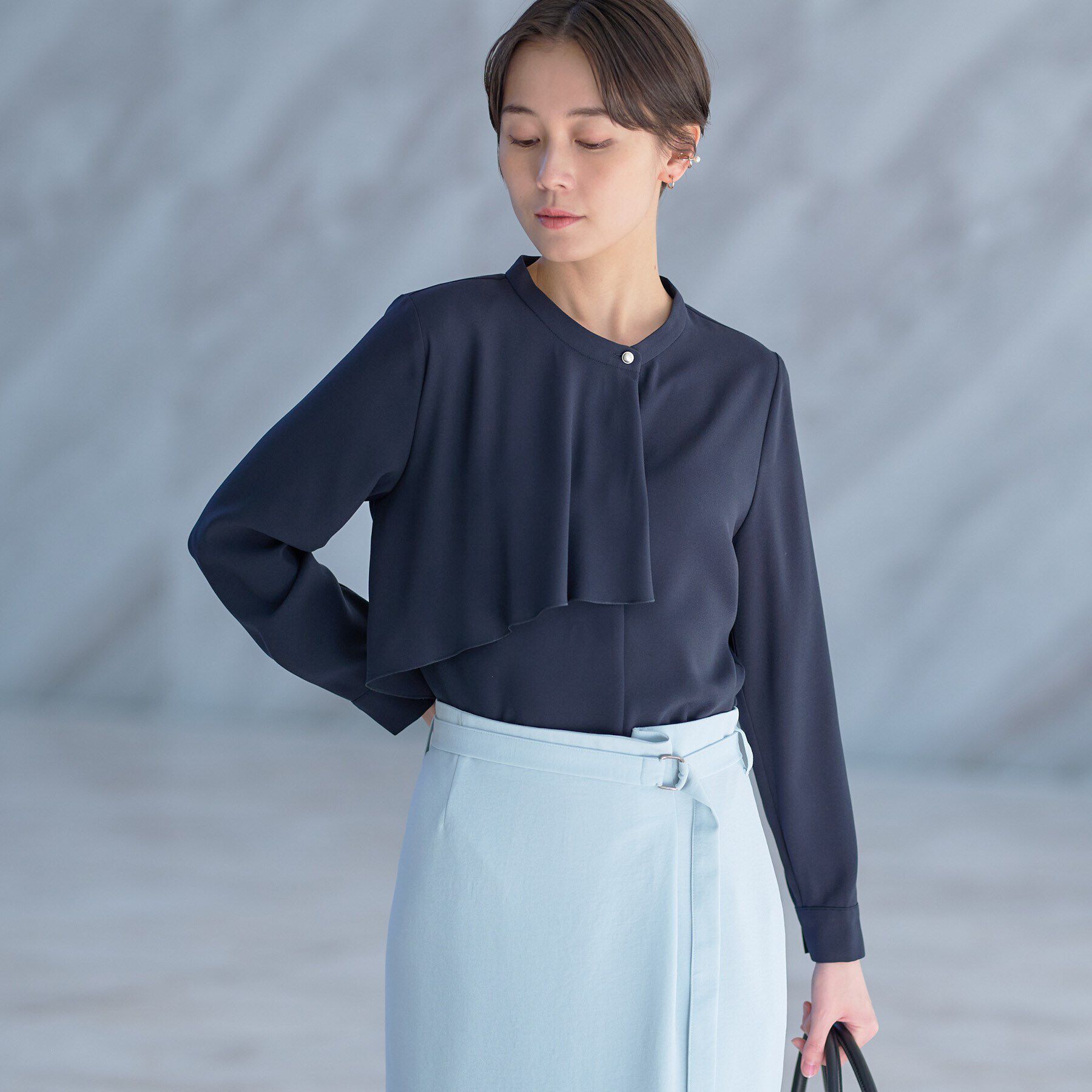 INDIVI「【洗える／UVケア】ヨークフリルブラウス」|シャツ・ブラウス|ネイビー(094)