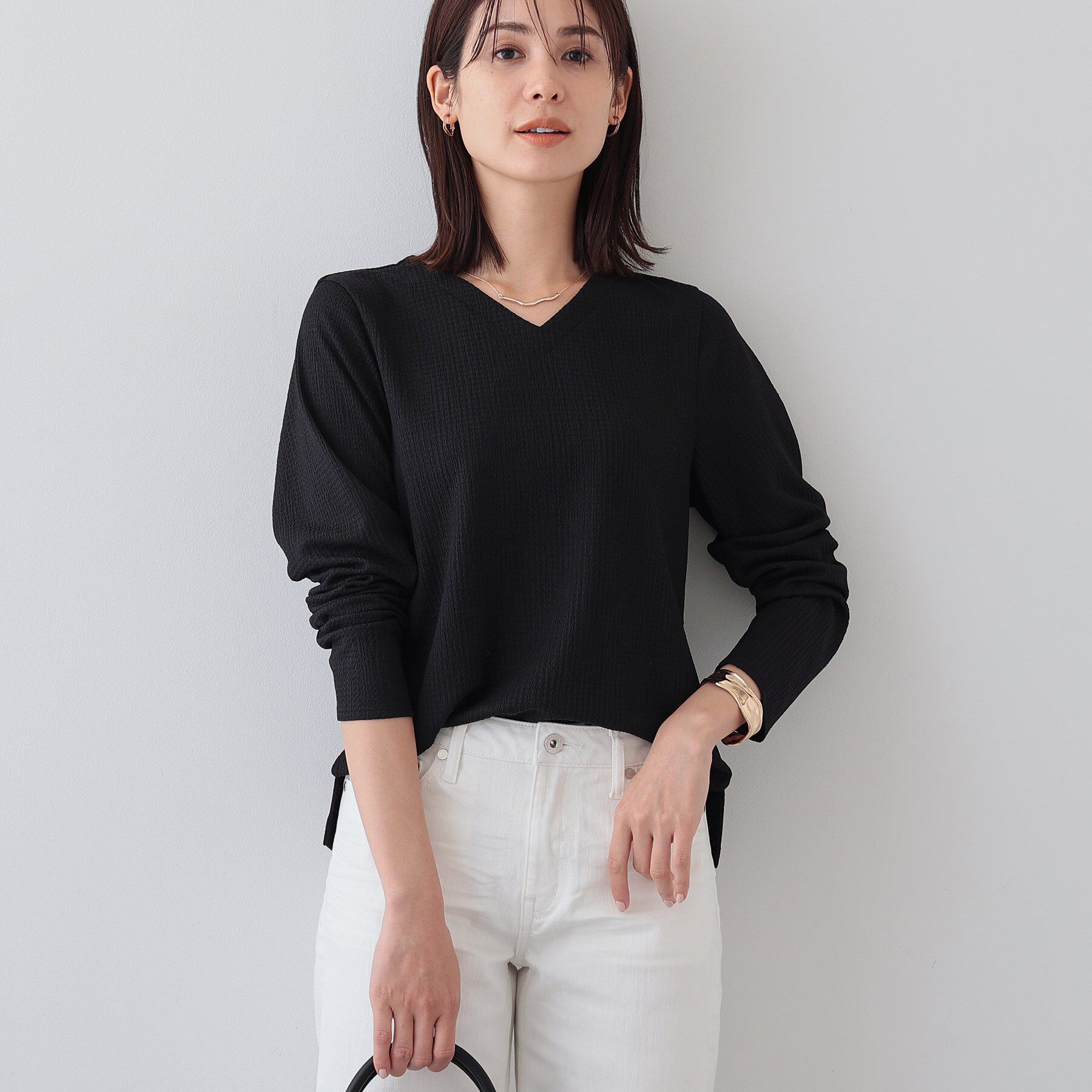 INDIVI「【洗える／凹凸素材】Vネックカットソートップス」|Tシャツ・カットソー|