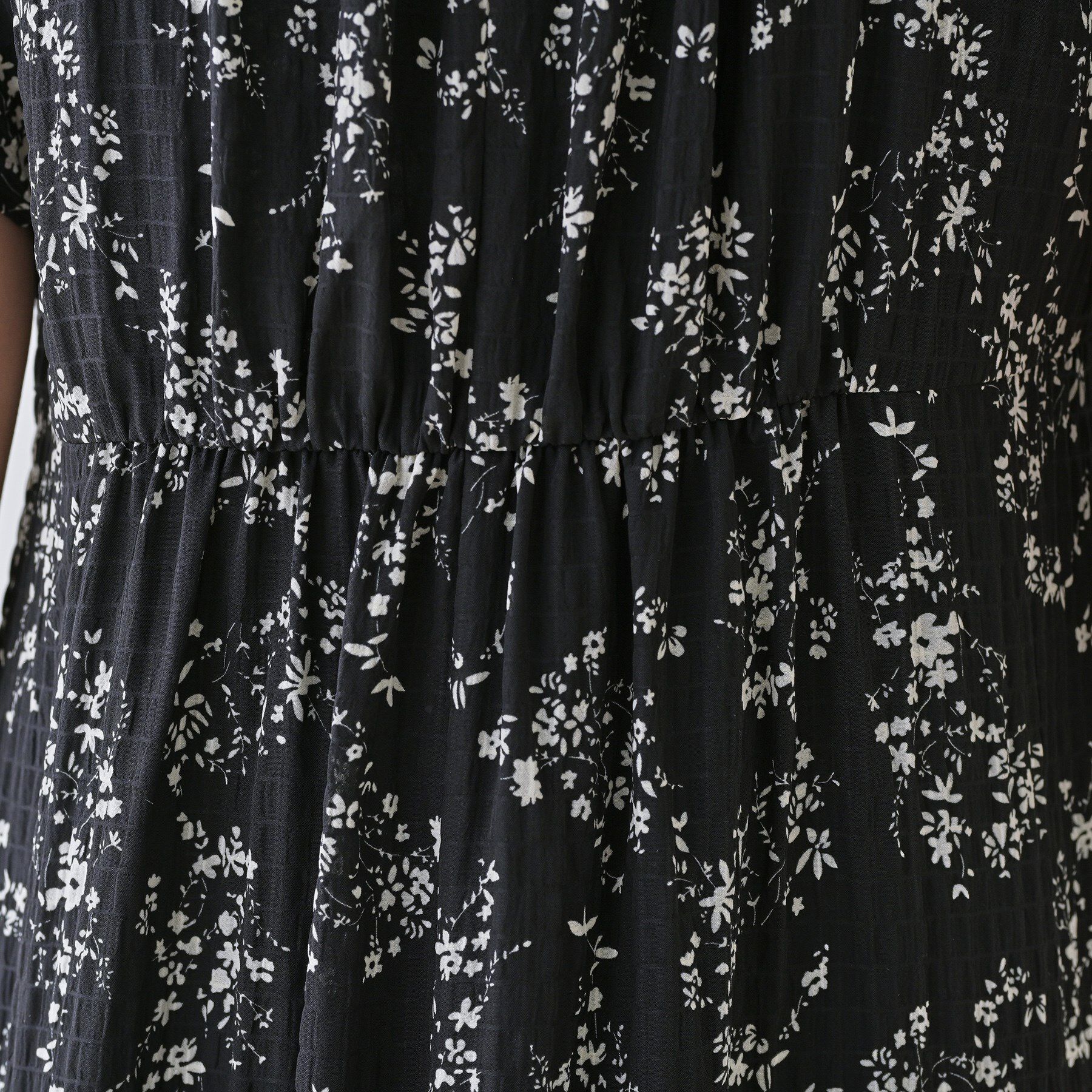 INDIVI「【モノトーン小花柄】フィット＆フレア エアリーワンピース」|ワンピース|