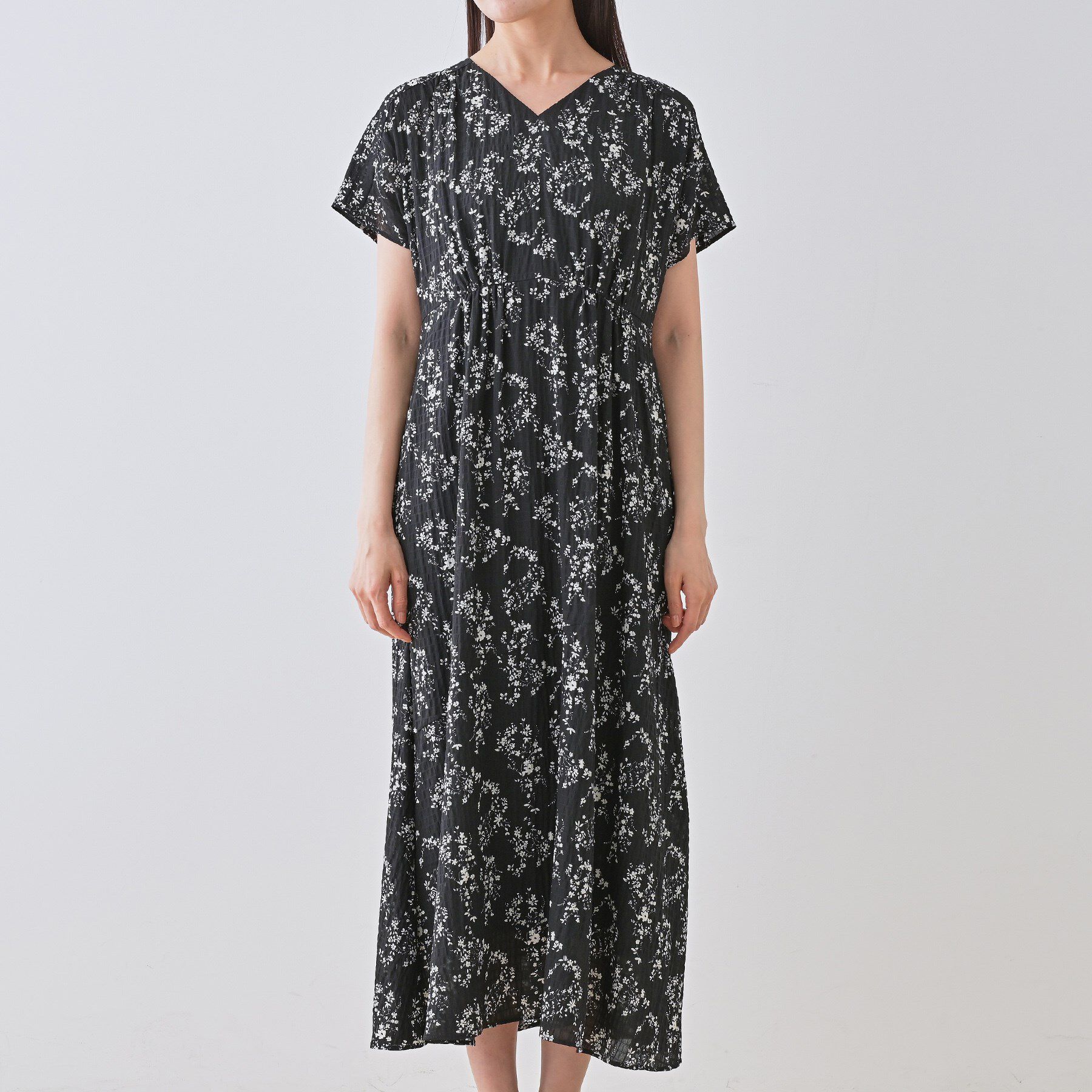 INDIVI「【モノトーン小花柄】フィット＆フレア エアリーワンピース」|ワンピース|