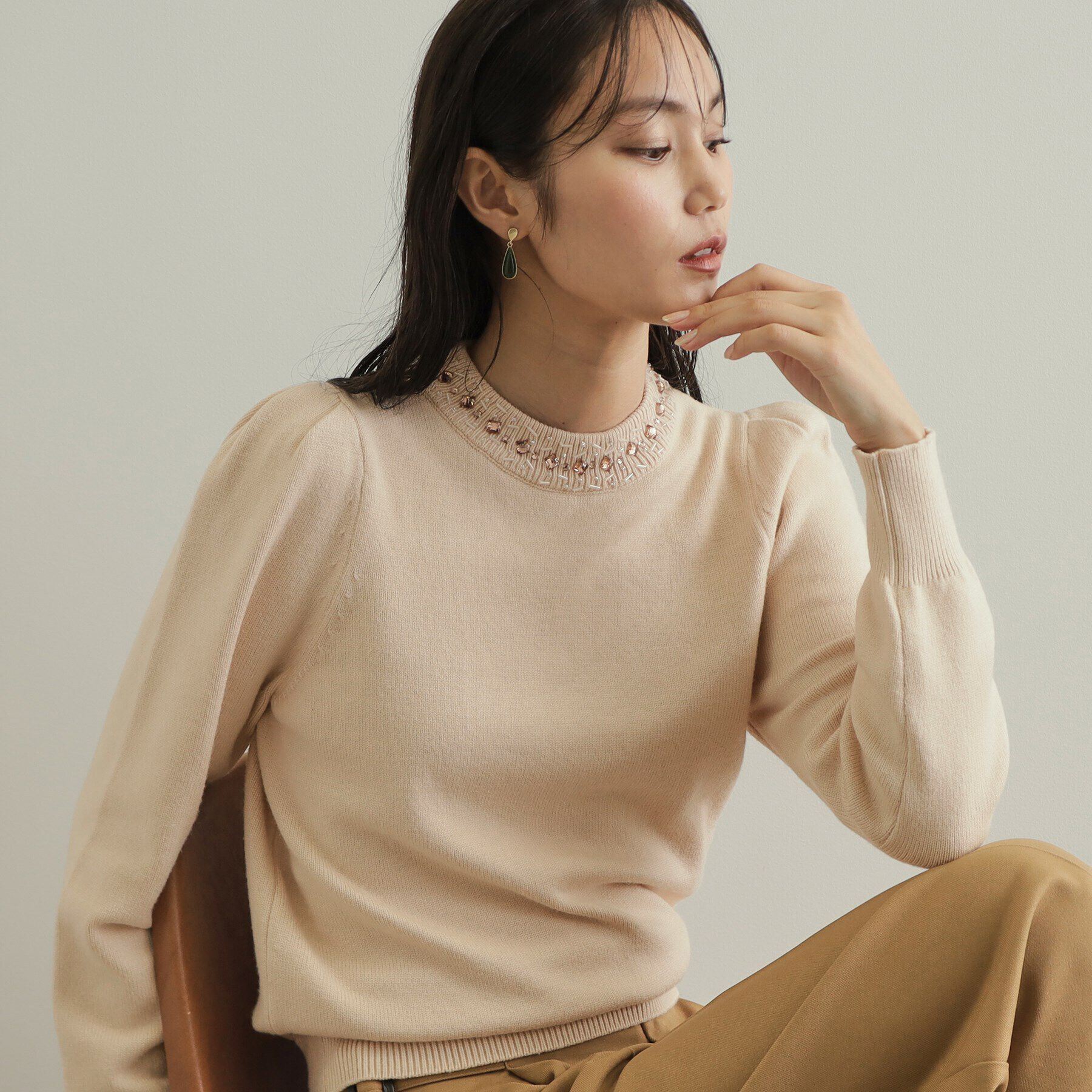 OPAQUE.CLIP「《美人百花掲載》ビジューネックパフスリーブニット【洗える】」|ニット・セーター|ライトベージュ(05