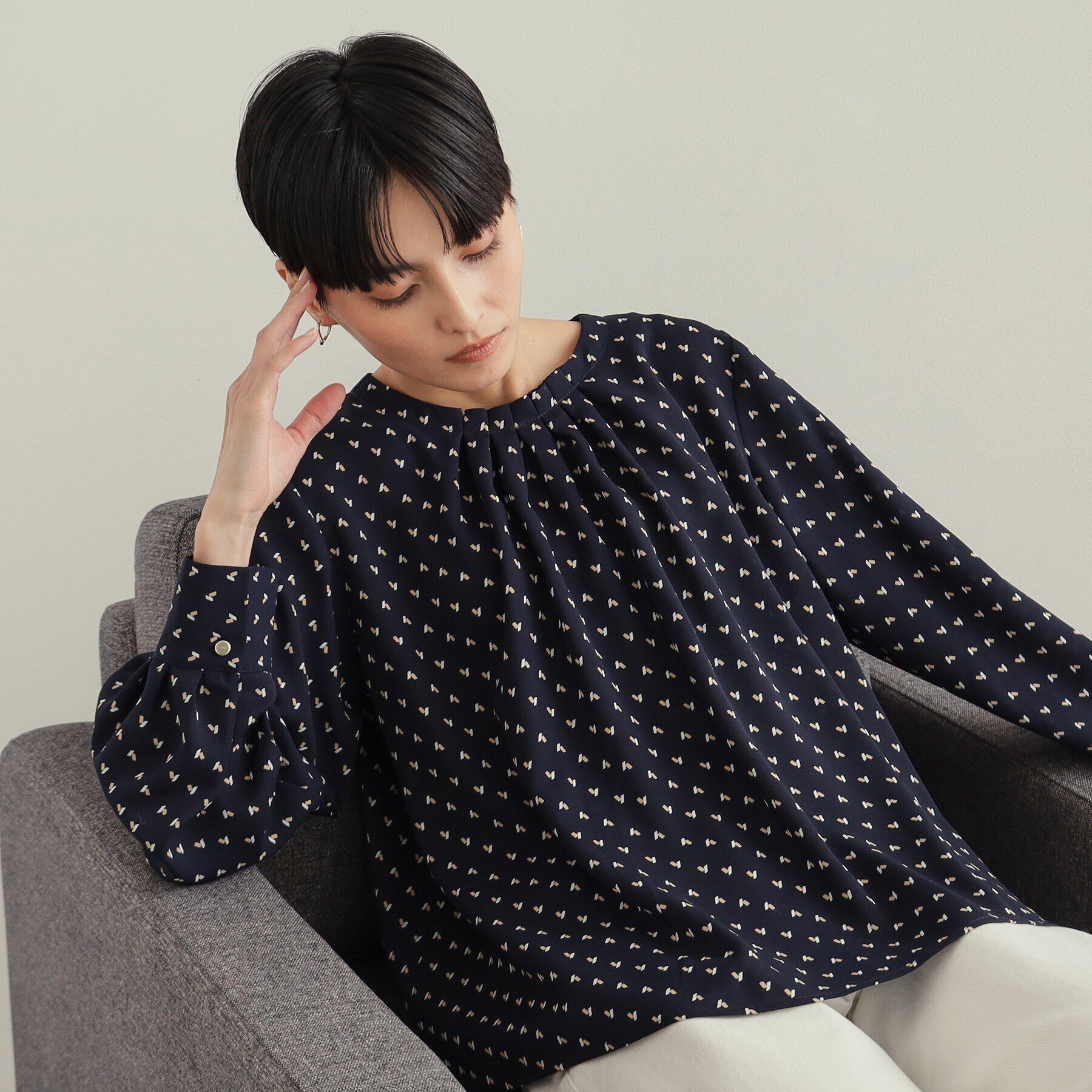 OPAQUE.CLIP「タックジョーゼットブラウス【洗濯機洗い可】」|シャツ・ブラウス|ネイビー(194)