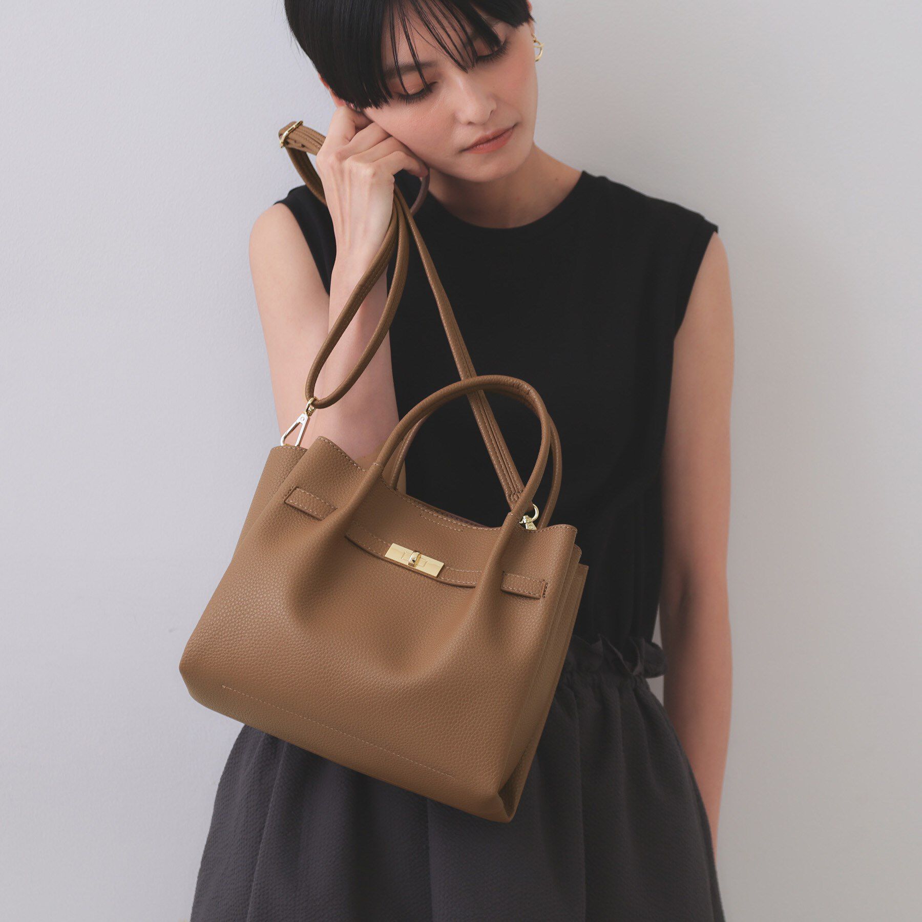 OPAQUE.CLIP「【軽量/2WAY/通勤対応】フロントベルトデザインミドルトートバッグ」|ショルダー・メッセンジャー|