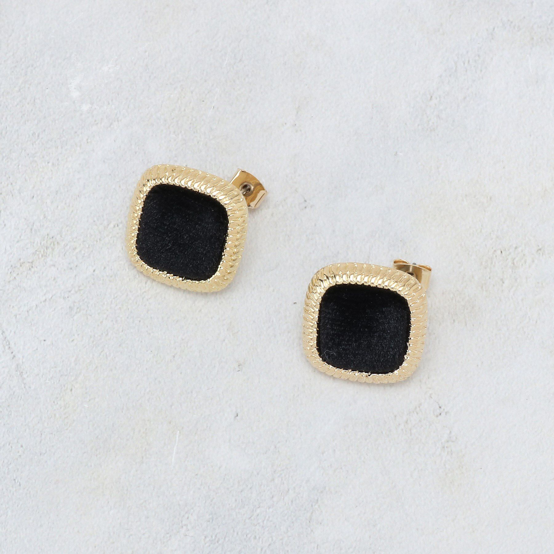 OPAQUE.CLIP「ベロア&times;ゴールドメタル縁取りスクエアピアス」|ピアス|ブラック(019)
