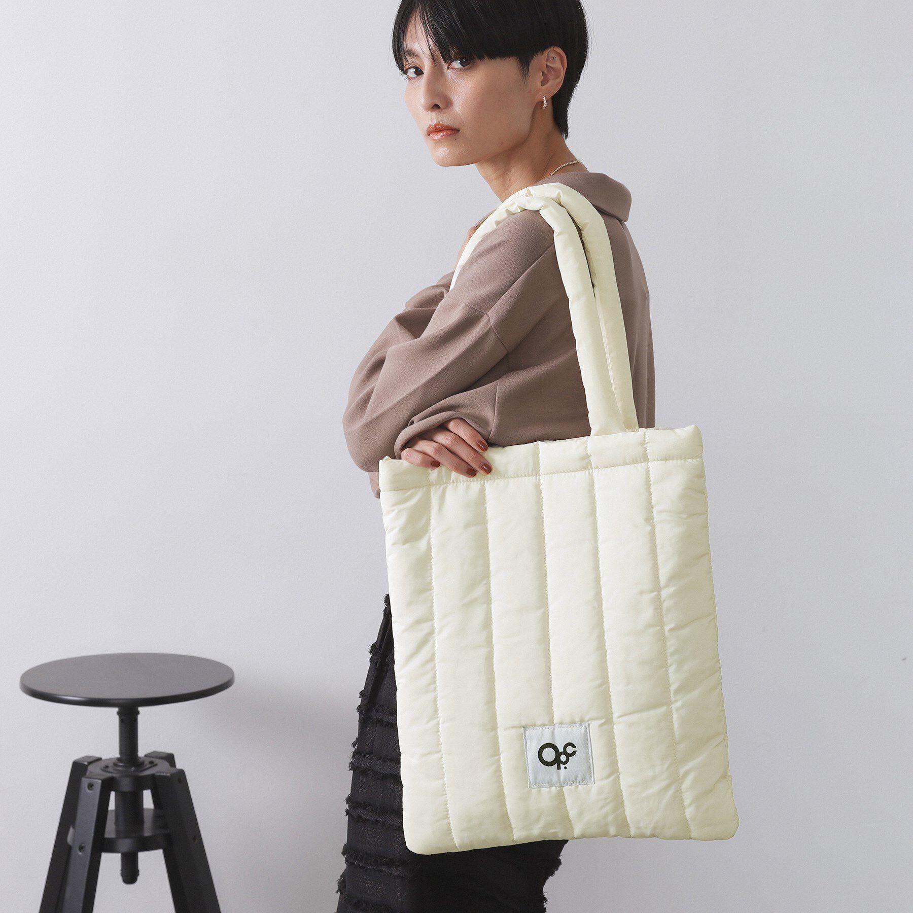 OPAQUE.CLIP「【軽量／カラビナチャーム付き／A4サイズ対応】ストライプキルトパフィートートバッグ」|トートバッグ|アイボリー(004)