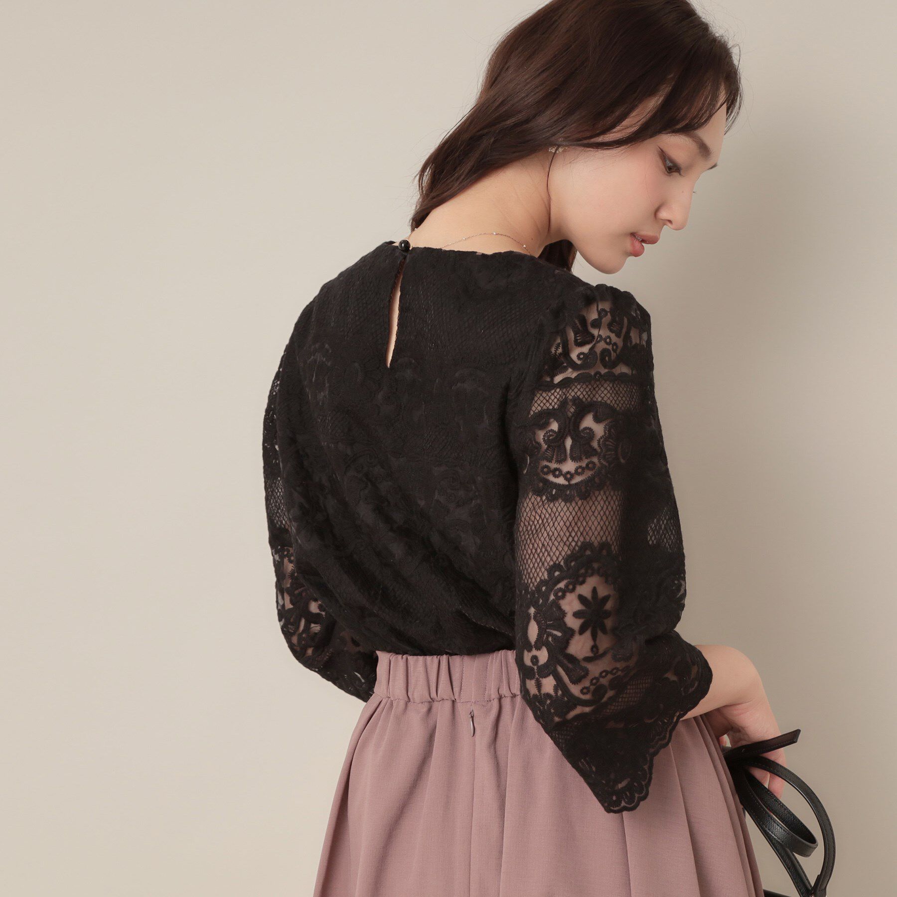 Couture broach「【一枚で着映える・高見え】刺繍レースフレアー袖ブラウス」|シャツ・ブラウス|