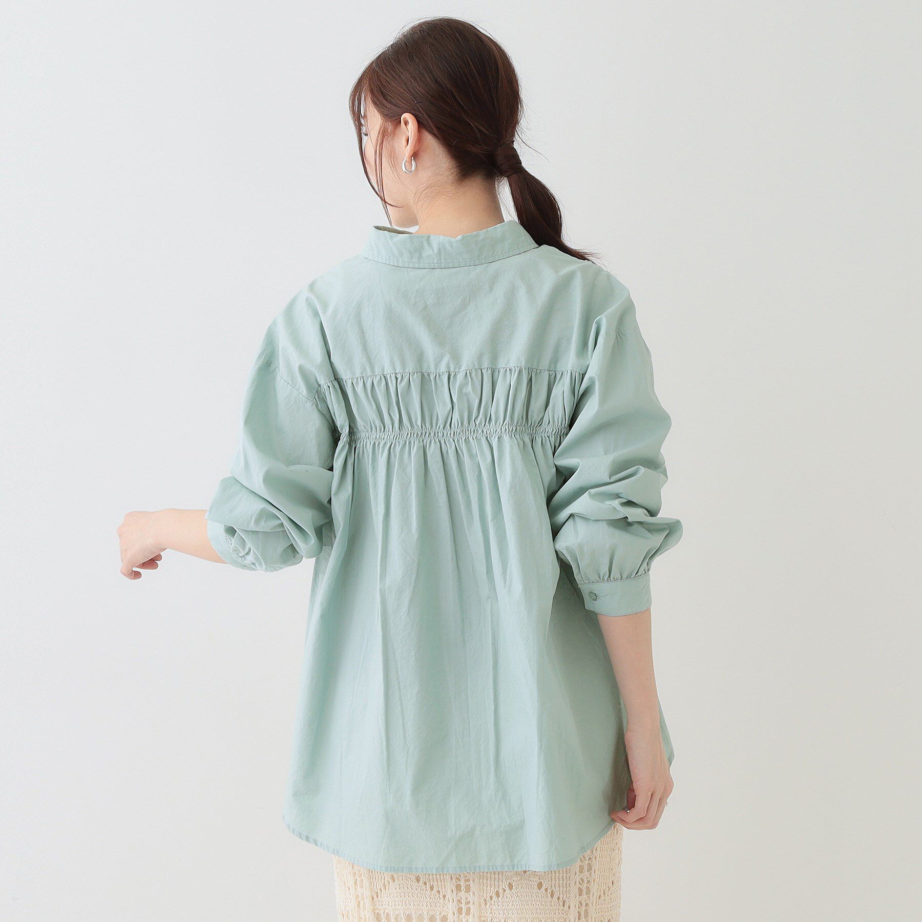 SHOO･LA･RUE「【洗える】バックギャザーがポイント 綿ワッシャー前開きシャツ」|シャツ・ブラウス|