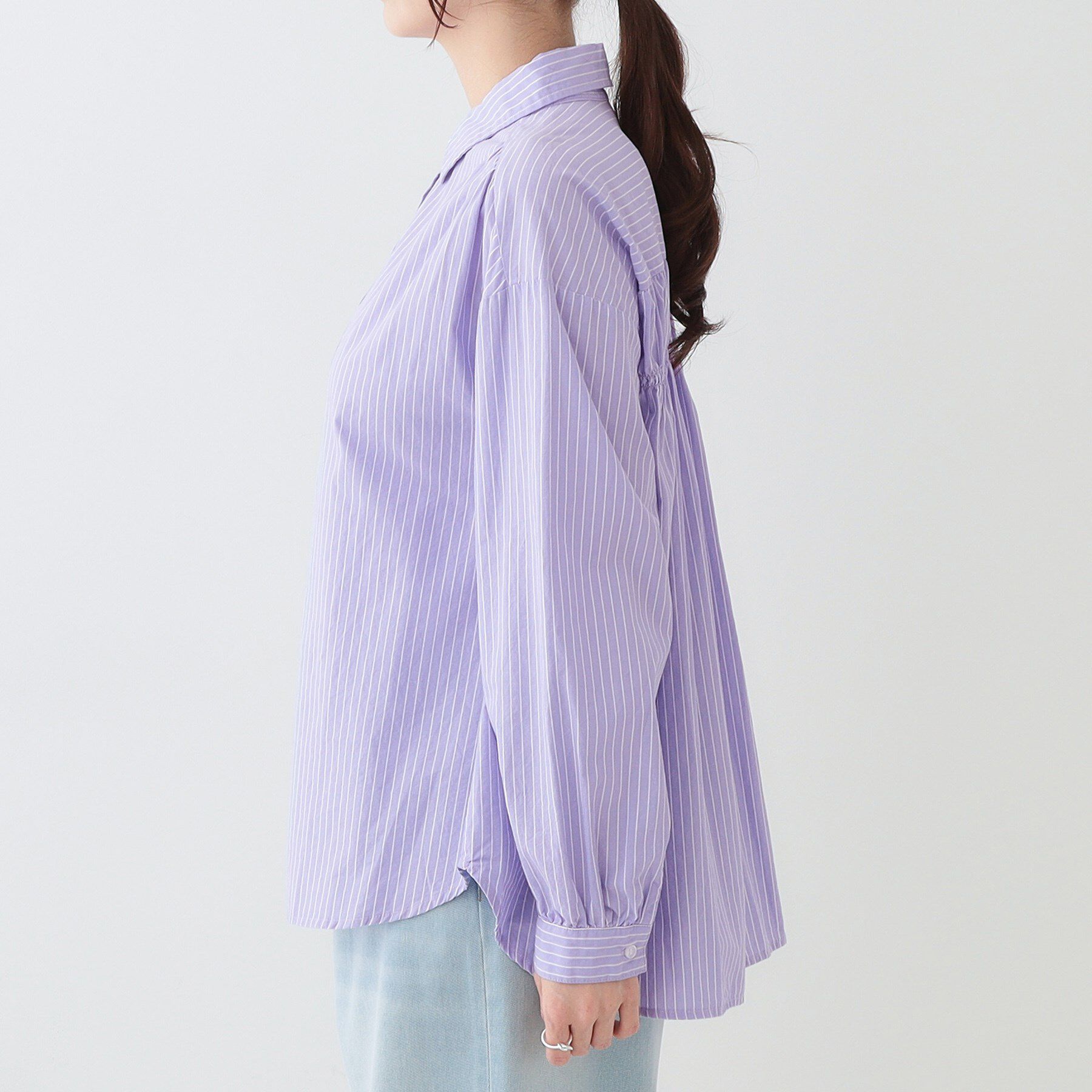 SHOO･LA･RUE「【洗える】バックギャザーがポイント 綿ワッシャー前開きシャツ」|シャツ・ブラウス|