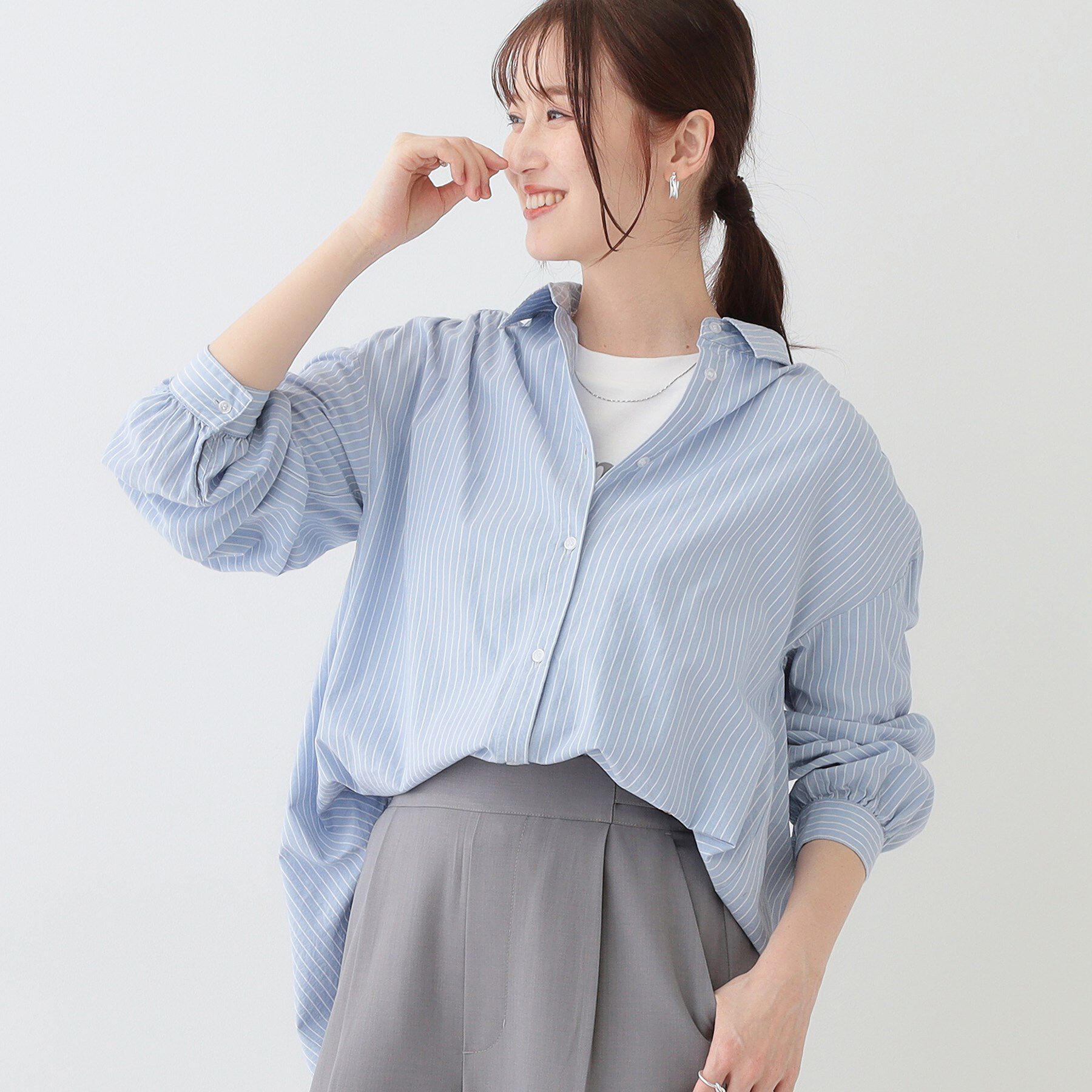 SHOO･LA･RUE「【洗える】バックギャザーがポイント 綿ワッシャー前開きシャツ」|シャツ・ブラウス|ブルー(391)